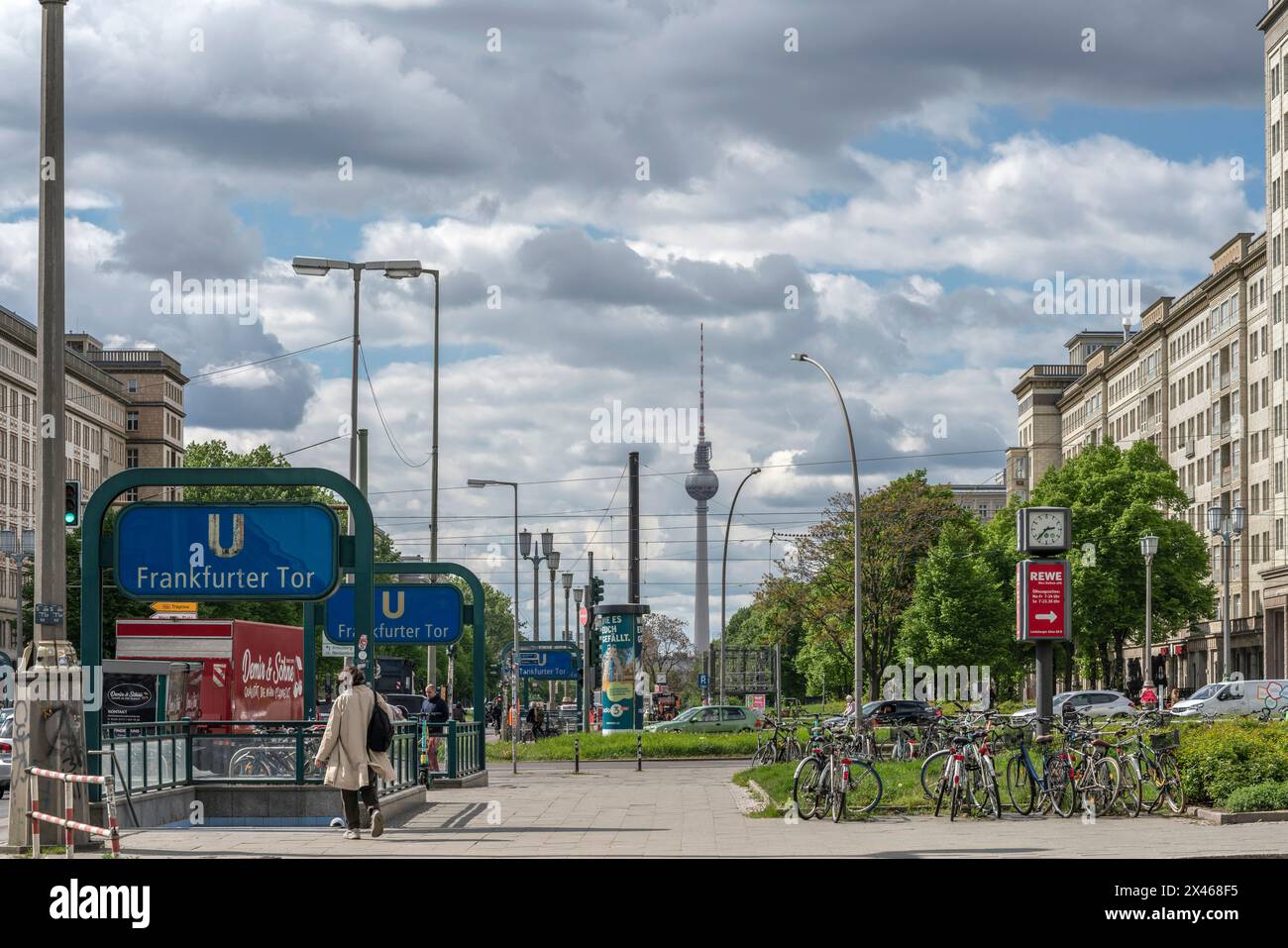 Ingresso alla linea metropolitana U5 di Berlino a Frankfurter Tor lungo Karl Marx Allee a Friedrichshain, Berlino, Germania, Europa Foto Stock