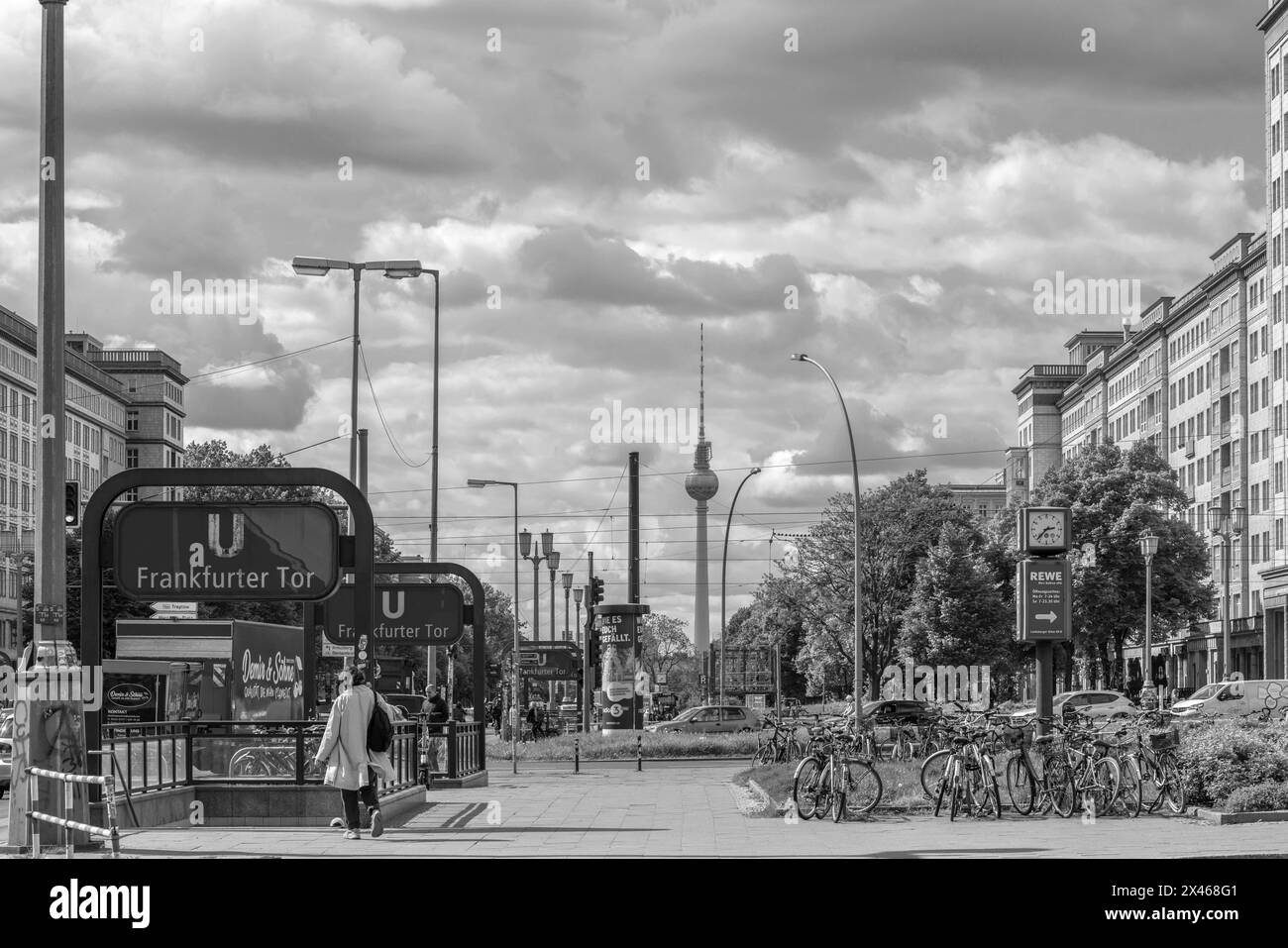 Ingresso alla linea metropolitana U5 di Berlino a Frankfurter Tor lungo Karl Marx Allee a Friedrichshain in bianco e nero, Berlino, Germania, Europa Foto Stock