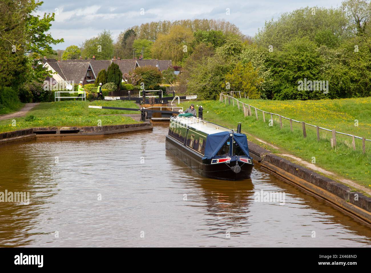 Canal narrowboat che lascia una chiusa sul canale Trent and Mersey a Church Lawton Cheshire Foto Stock
