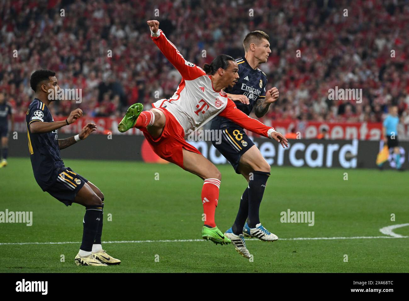 Leroy sane del Bayern Monaco segna il primo gol della partita durante la semifinale di UEFA Champions League, partita di andata all'Allianz Arena di Monaco. Data foto: Martedì 30 aprile 2024. Foto Stock