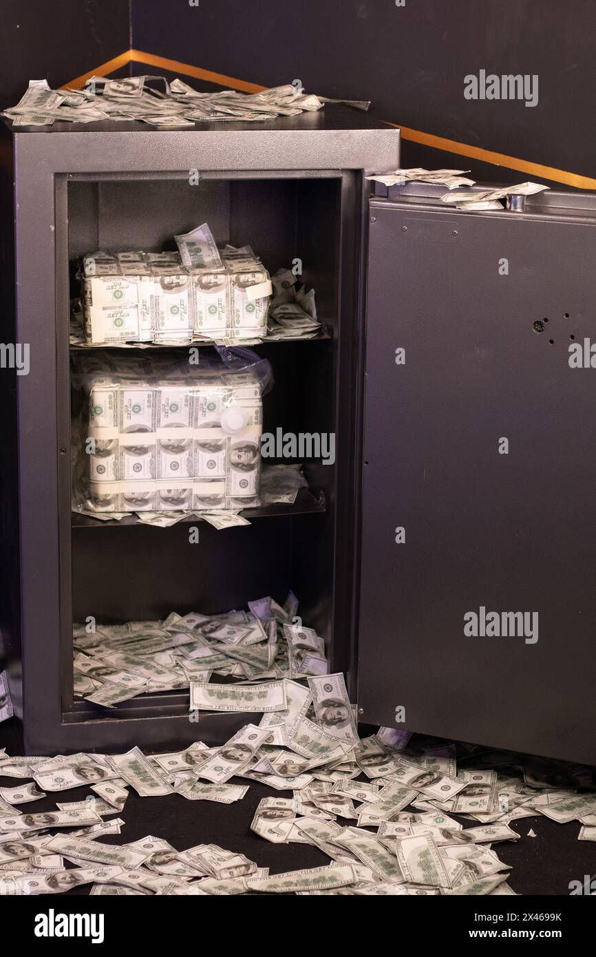 Pile di dollari in metallo aperto solido sicuro e. al piano in camera Foto Stock