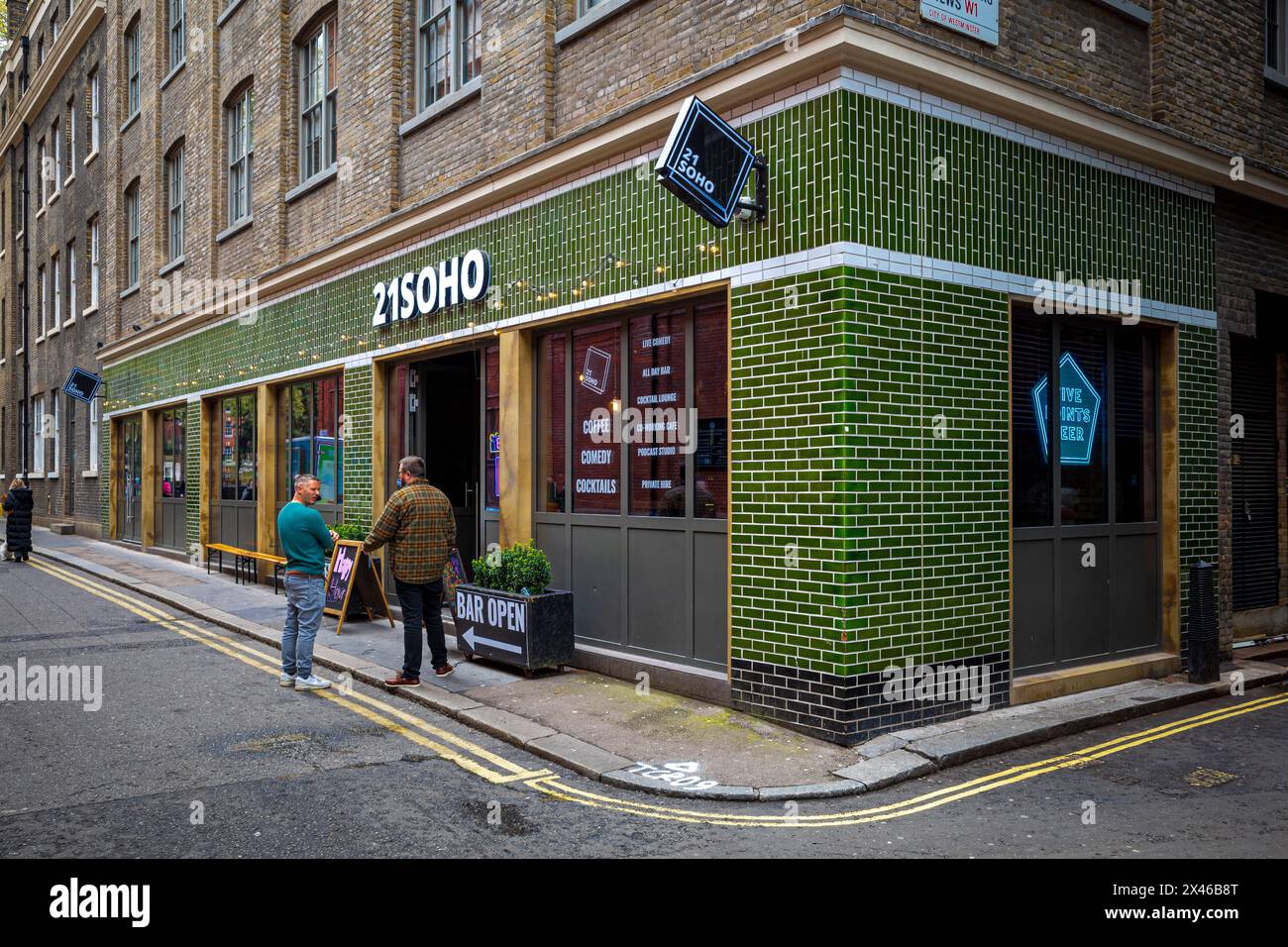 21Soho al 3-5 Sutton Row Soho London - caffetteria e cocktail bar che organizza spettacoli comici in un piccolo ambiente artistico. Foto Stock