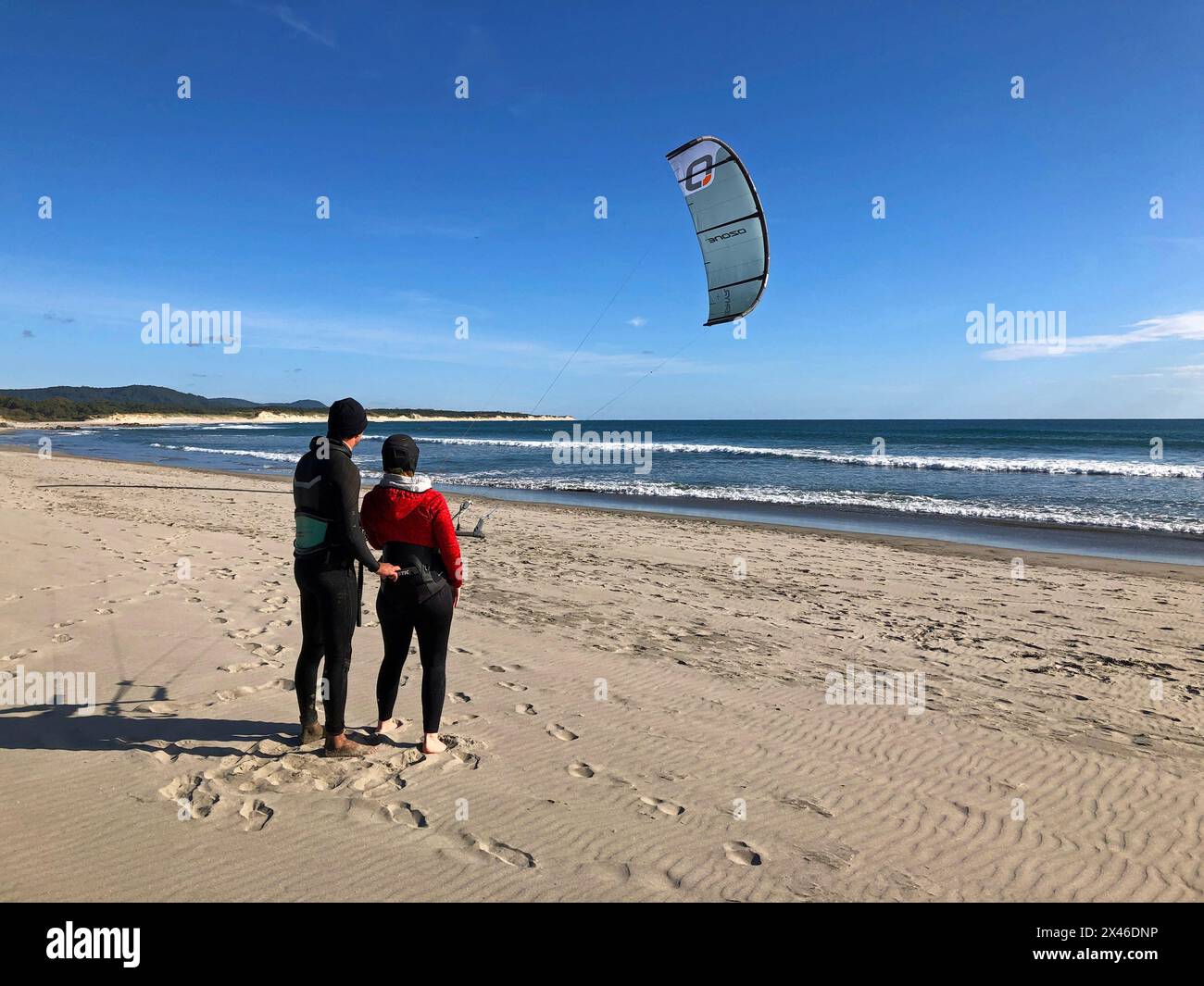 Cabedelo, Viana do Castelo, Portogallo - 29 aprile 2024: Un istruttore di kite-surf guida un apprendista attraverso la pratica di controllo degli aquiloni a Cabedelo Beach, Por Foto Stock