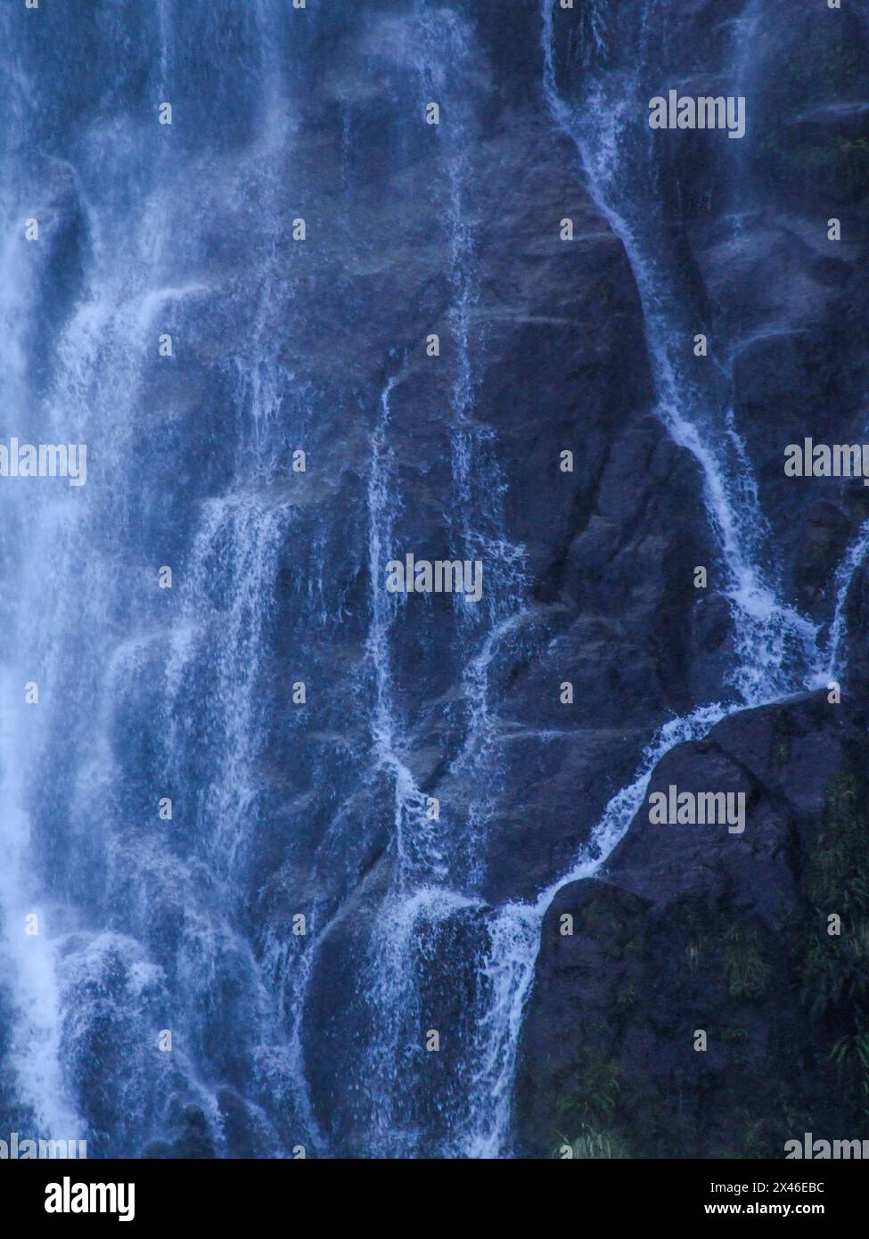 La cascata Yefe si estende nel lago Todos los Santos nel Parco Nazionale Vicente Perez Rosales in Cile. Foto Stock