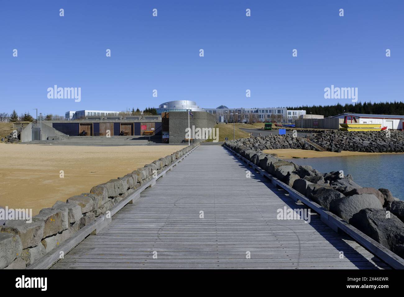 Vista dell'Università di Reykjavik da Nautholsvik, Reykjavik, Islanda Foto Stock
