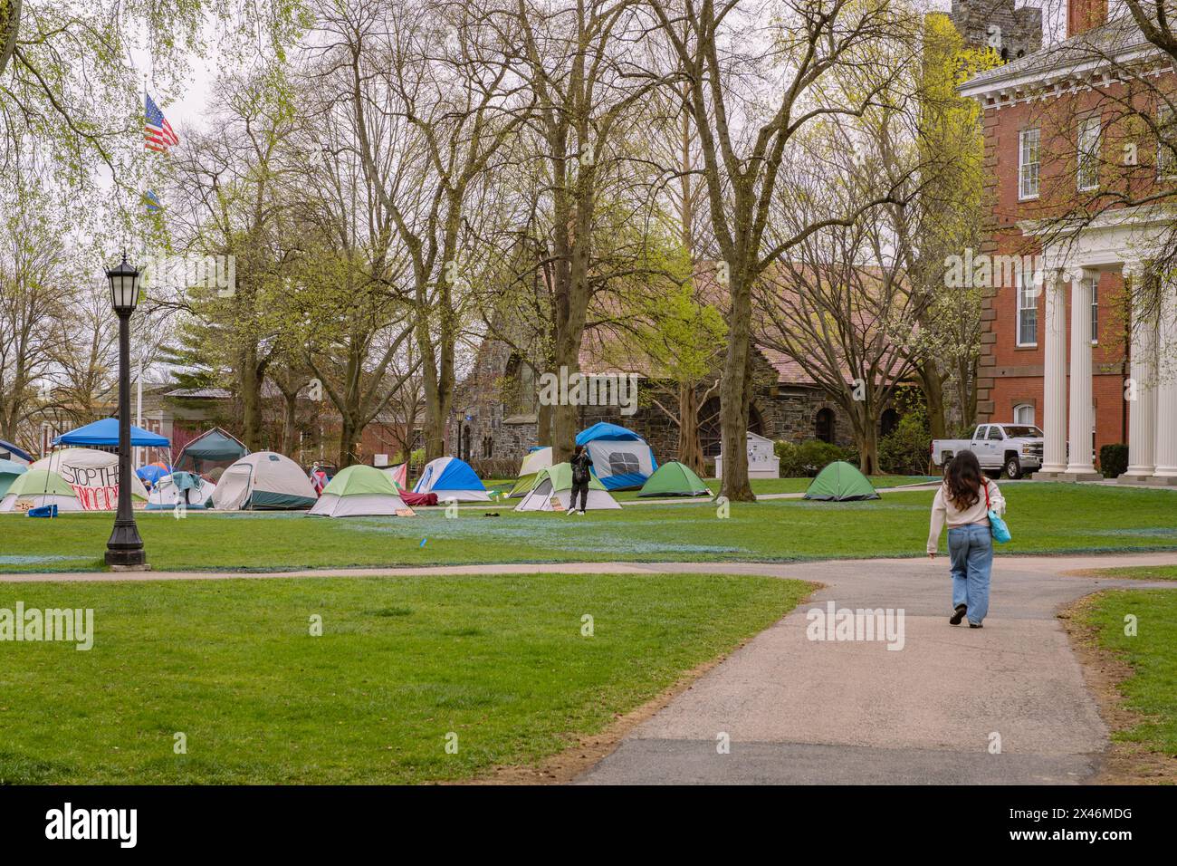 Medford, Massachusetts, USA-30 aprile 2024: I manifestanti pro-palestinesi presso l'Università Tufts hanno allestito un accampamento di tende per protestare contro la guerra a Gaza. Foto Stock