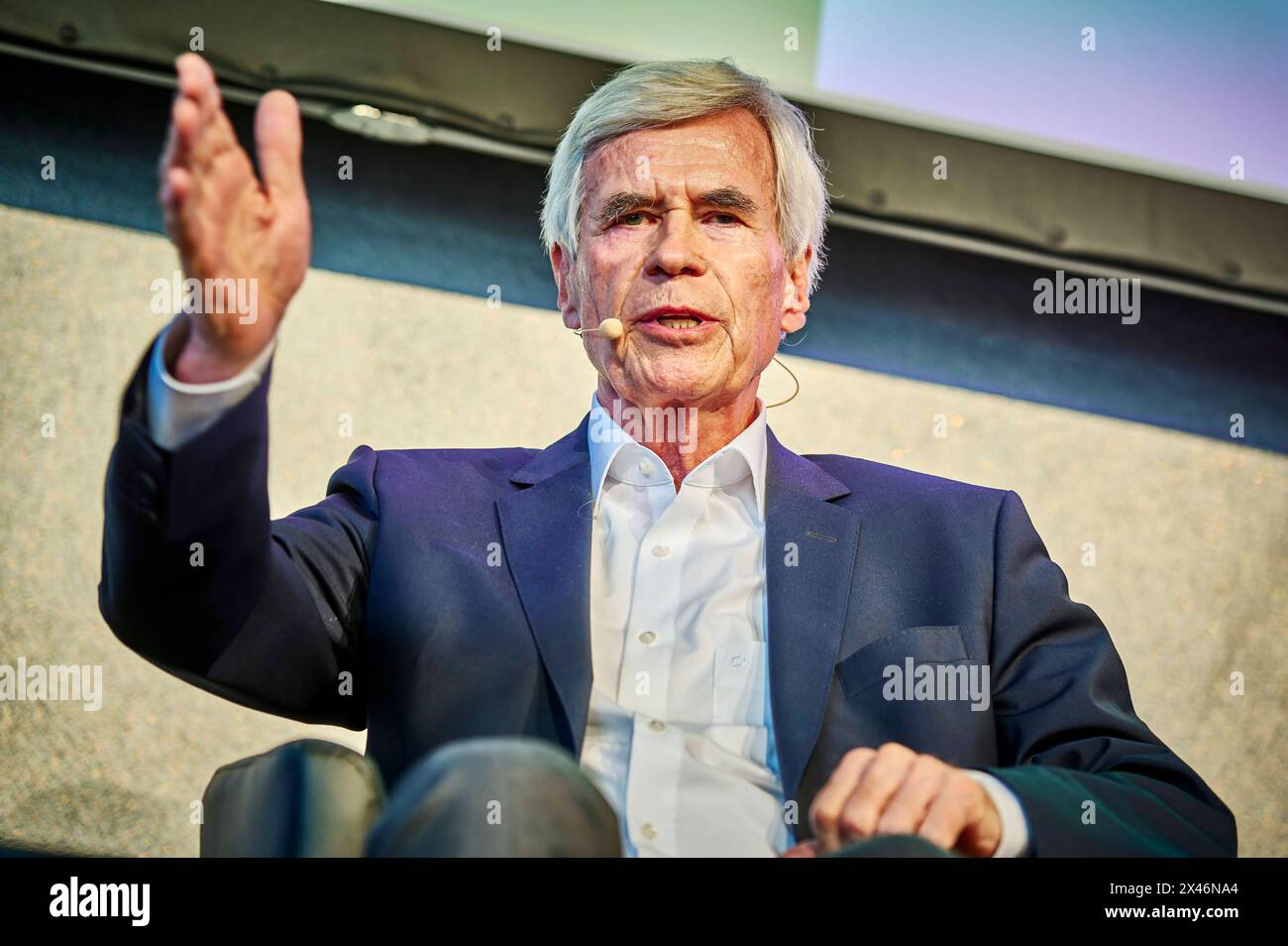 Michael otto - Allianz der Pioniere EUR, Deutschland, Berlino, 30.04.2024: Der Unternehmer Michael otto finanziert mit seiner Umweltstiftung Projekte und wirtschaftlich ökologische Kooperationen. Die Bundesregierung und Unternehmen setzen auf Paludikultur. Die Initiative toMOORow bündelt das Verbundvorhaben PaludiAllianz und ebnet gemeinsam mit 14 namhaften Unternehmen den Weg für die Wiedervernässung und gleichzeitige Land- wirtschaftliche Nutzung von Mooren. Paludikultur nennt sich die wirtschaftliche Nutzung von wiedervernässten Mooren. *** Michael otto Allianz der Pioniere EUR, Germania, Ber Foto Stock