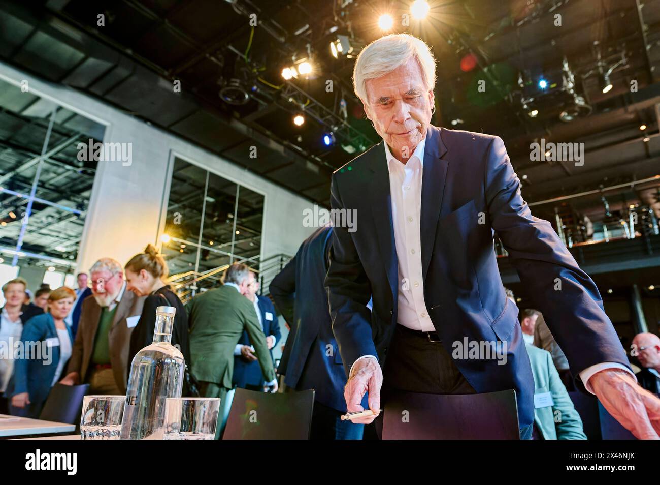 Michael otto - Allianz der Pioniere EUR, Deutschland, Berlino, 30.04.2024: Der Unternehmer Michael otto finanziert mit seiner Umweltstiftung Projekte und wirtschaftlich ökologische Kooperationen. Die Bundesregierung und Unternehmen setzen auf Paludikultur. Die Initiative toMOORow bündelt das Verbundvorhaben PaludiAllianz und ebnet gemeinsam mit 14 namhaften Unternehmen den Weg für die Wiedervernässung und gleichzeitige Land- wirtschaftliche Nutzung von Mooren. Paludikultur nennt sich die wirtschaftliche Nutzung von wiedervernässten Mooren. *** Michael otto Allianz der Pioniere EUR, Germania, Ber Foto Stock