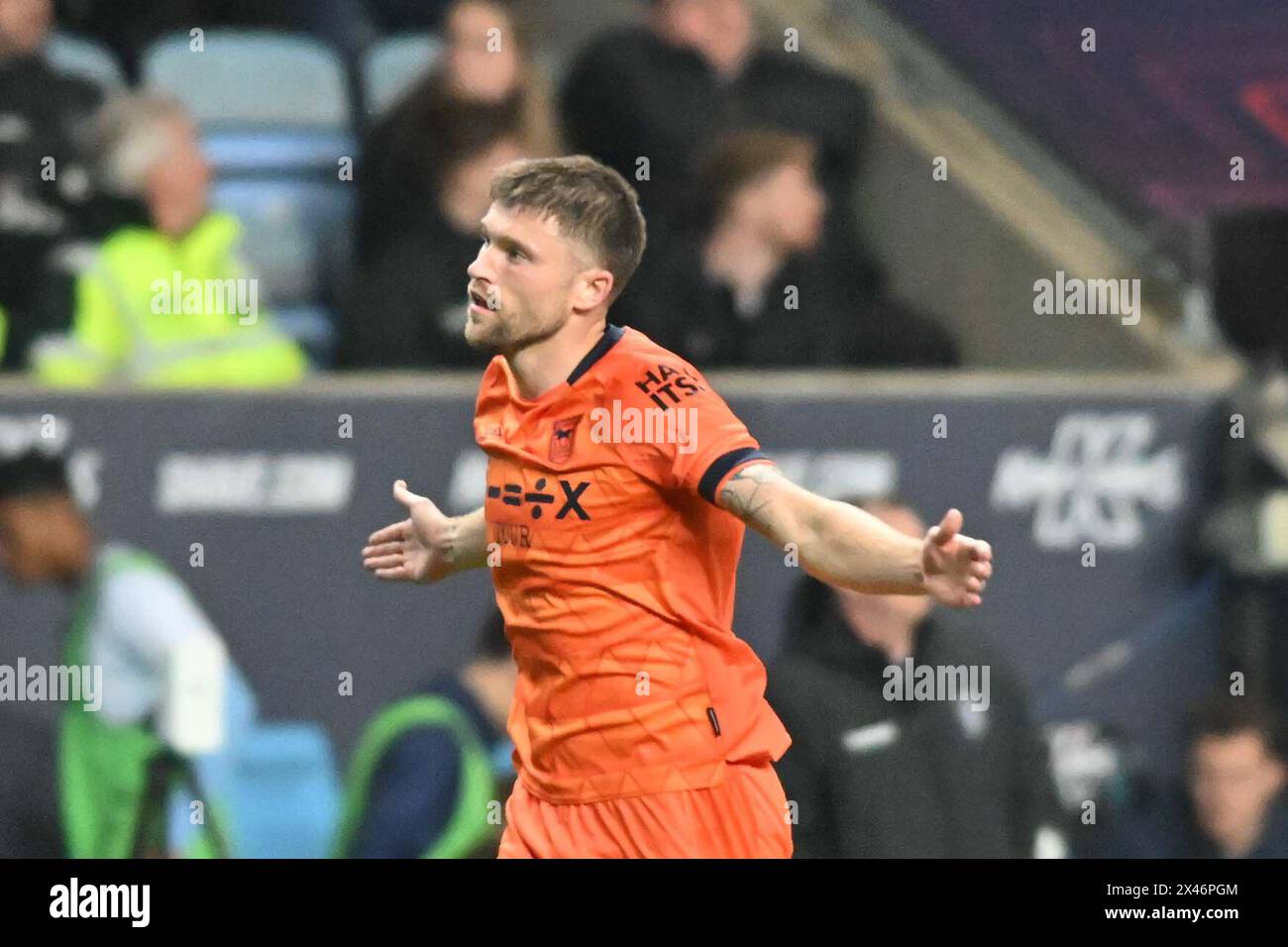 Cameron Burgess (15 Ipswich Town) festeggia dopo aver segnato il secondo gol delle squadre durante la partita del Campionato Sky Bet tra Coventry City e Ipswich Town alla Coventry Building Society Arena, Coventry, martedì 30 aprile 2024. (Foto: Kevin Hodgson | mi News) crediti: MI News & Sport /Alamy Live News Foto Stock