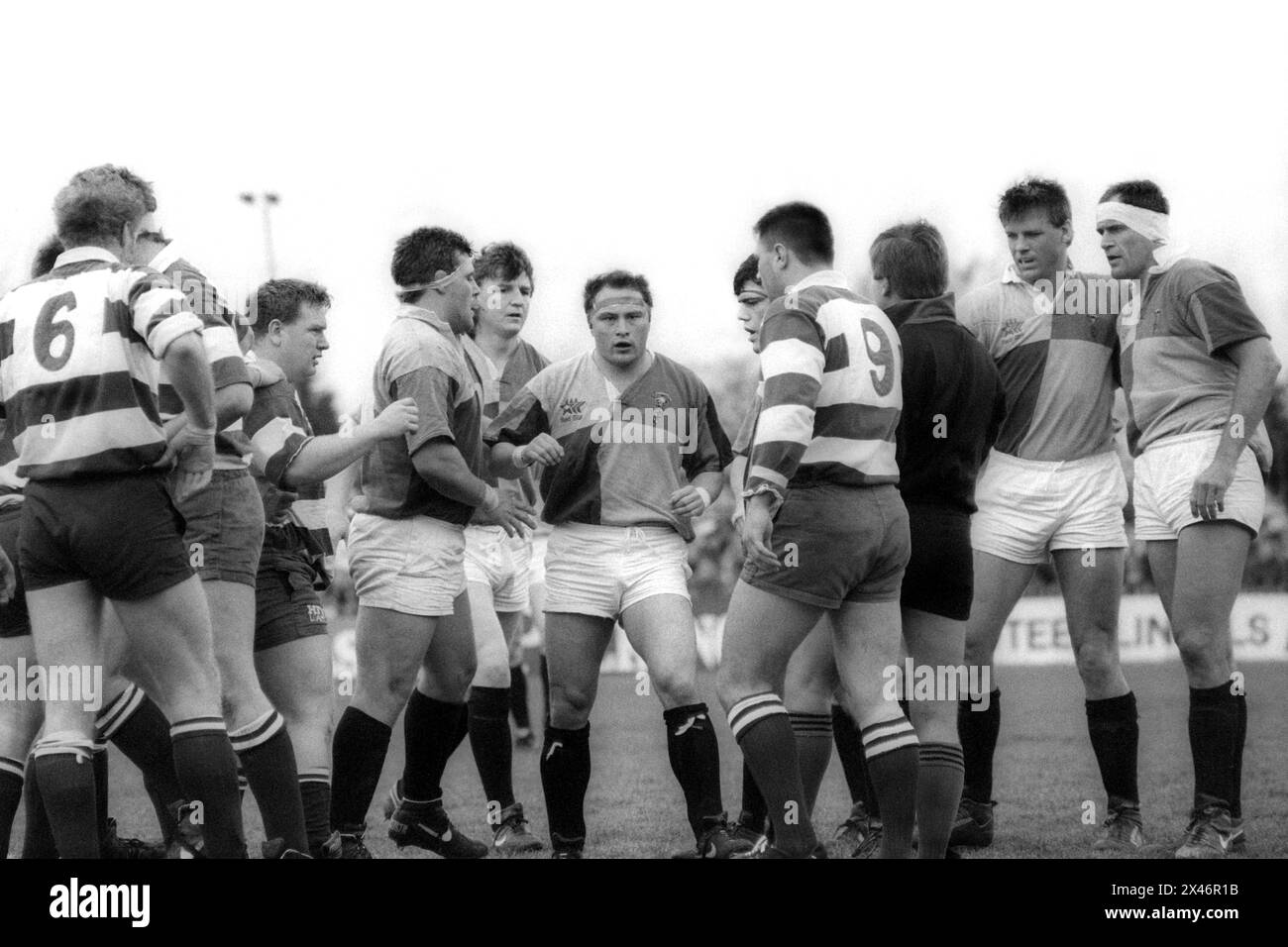 Brian Moore (centro) si prepara per il branco anteriore degli Harlequins durante la partita di rugby della Pilkington Cup contro il Nottingham nel 1993. Nella foto sono presenti anche gli internazionali inglesi Mick Skinner, Jason Leonard e Paul Ackford. Foto Stock