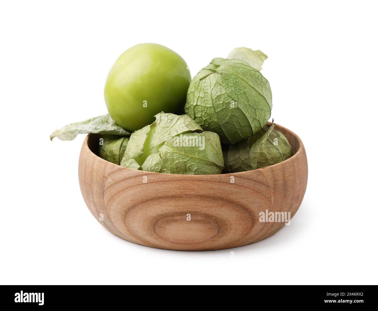 Ciotola di tomatillos verdi freschi con buccia isolata su bianco Foto Stock