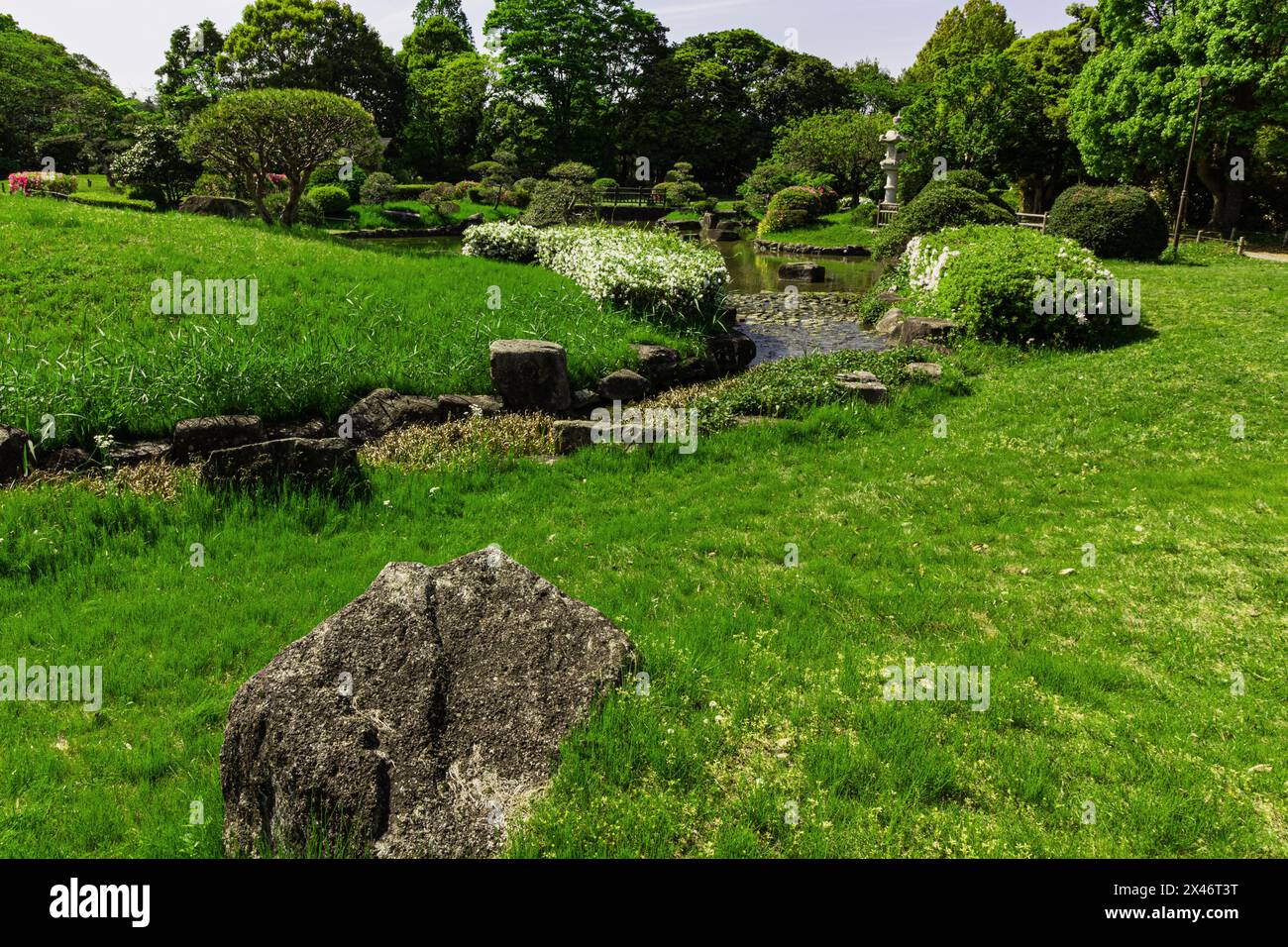 Giardino giapponese del Parco Akebonoyama - Un piccolo giardino giapponese dove i visitatori possono sperimentare la tradizionale cerimonia del tè giapponese. Il giardino con laghetto Foto Stock