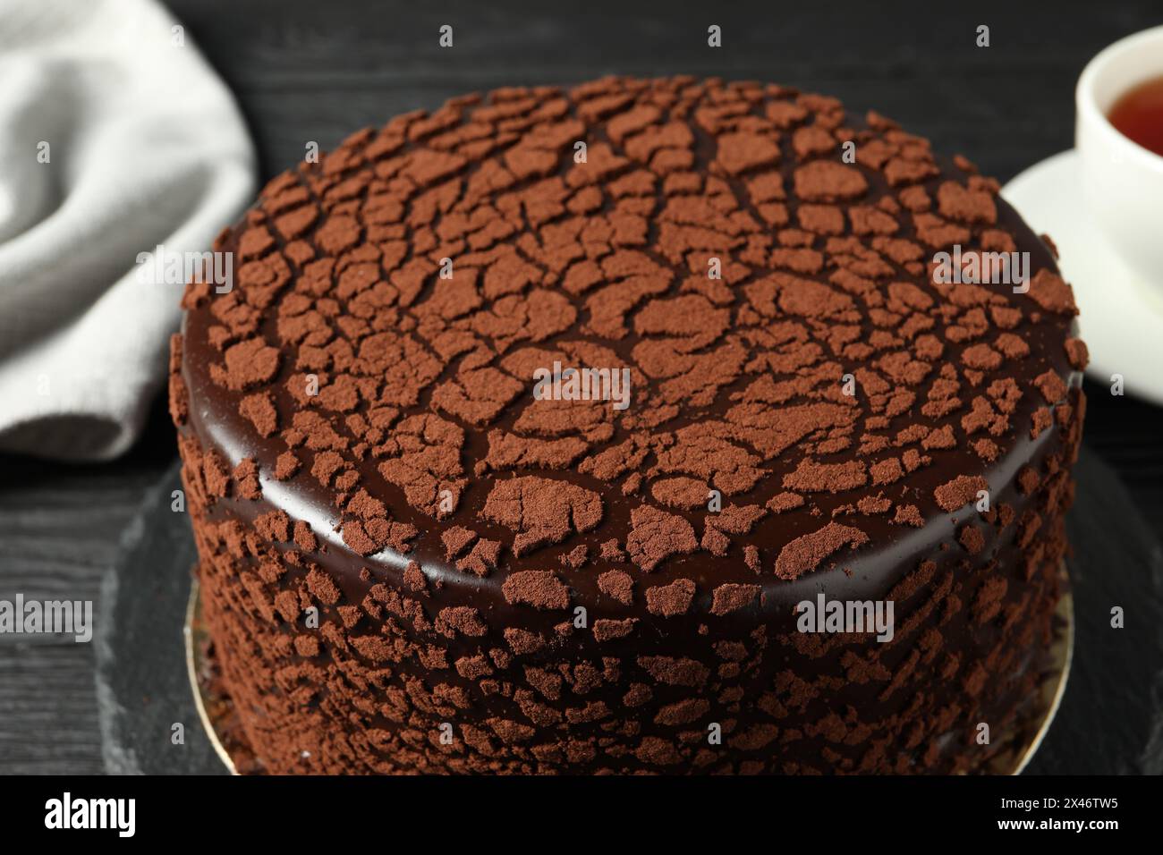 Deliziosa torta al tartufo al cioccolato sul tavolo, primo piano Foto Stock