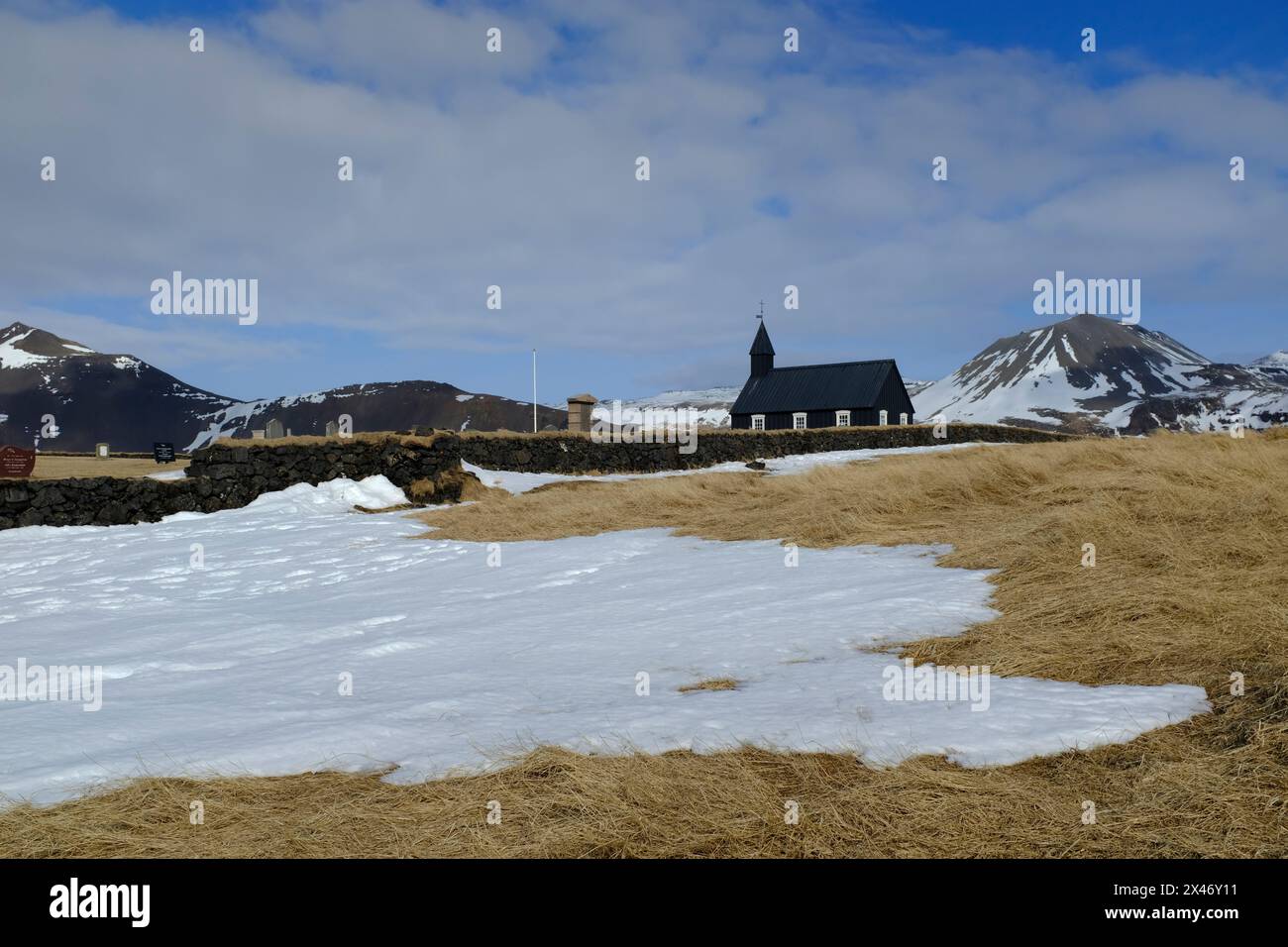 La vecchia chiesa parrocchiale in legno Budakirkja vicino a Budir, Islanda occidentale Foto Stock