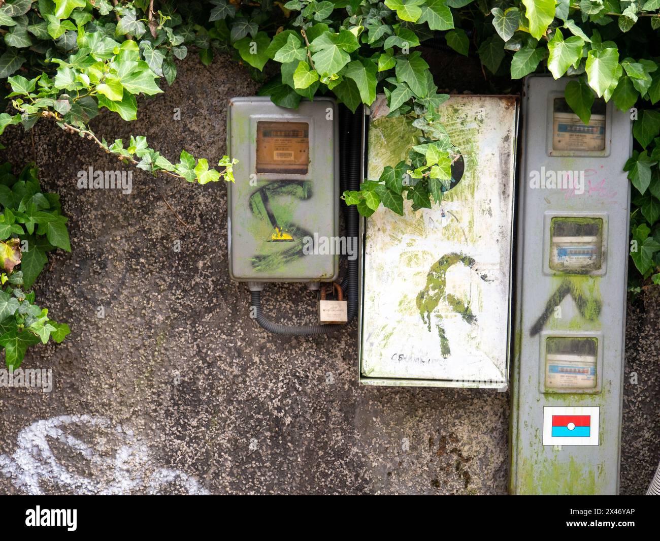 Contatori di elettricità sulla strada di una città asiatica. Servizi pubblici. contatore elettrico. Vecchio Foto Stock