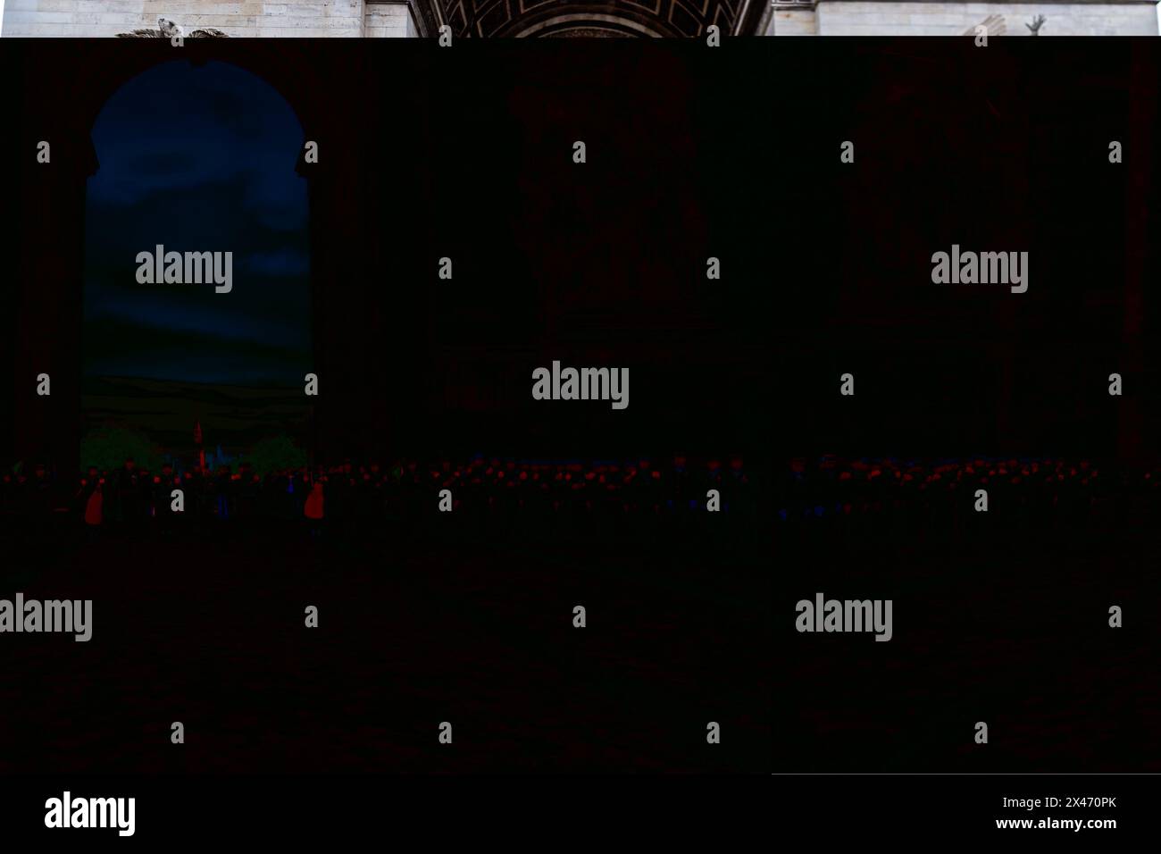 I Legionari si riuniscono per una foto dopo una cerimonia di rinascita amichevole per gli ex allievi delle unità della Legione straniera di Parigi e della Legione straniera all'Arc de Triomphe di Parigi. Sullo sfondo dell'Arco di Trionfo, Parigi, ex allievi e unità della Legione straniera di Parigi tennero un incontro cerimoniale. Aderendo alla tradizione, l'evento onora l'eredità di servizio e sacrificio della Legione. I veterani e i membri attivi partecipano alle formalità, comprese le presentazioni delle bandiere e le cerimonie delle medaglie. L'evento sottolinea il significato storico dell'unità all'interno dell'esercito francese e commemora il suo durevole contr Foto Stock