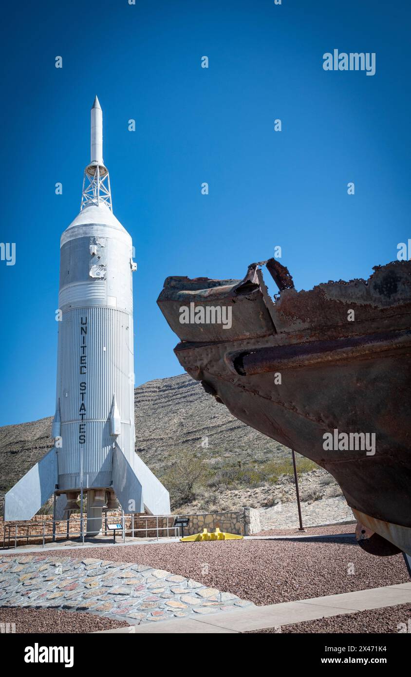 I resti di un razzo tedesco della seconda guerra mondiale presso il Museum of Space History si trovano davanti a un razzo statunitense Little Joe al Museum of Space History di Alamogordo, North Foto Stock