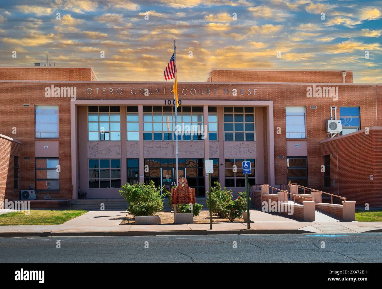 Il tramonto mette in evidenza il tribunale della contea di Otero nel centro di Alamagordo, NEW MEXICO, Stati Uniti Foto Stock