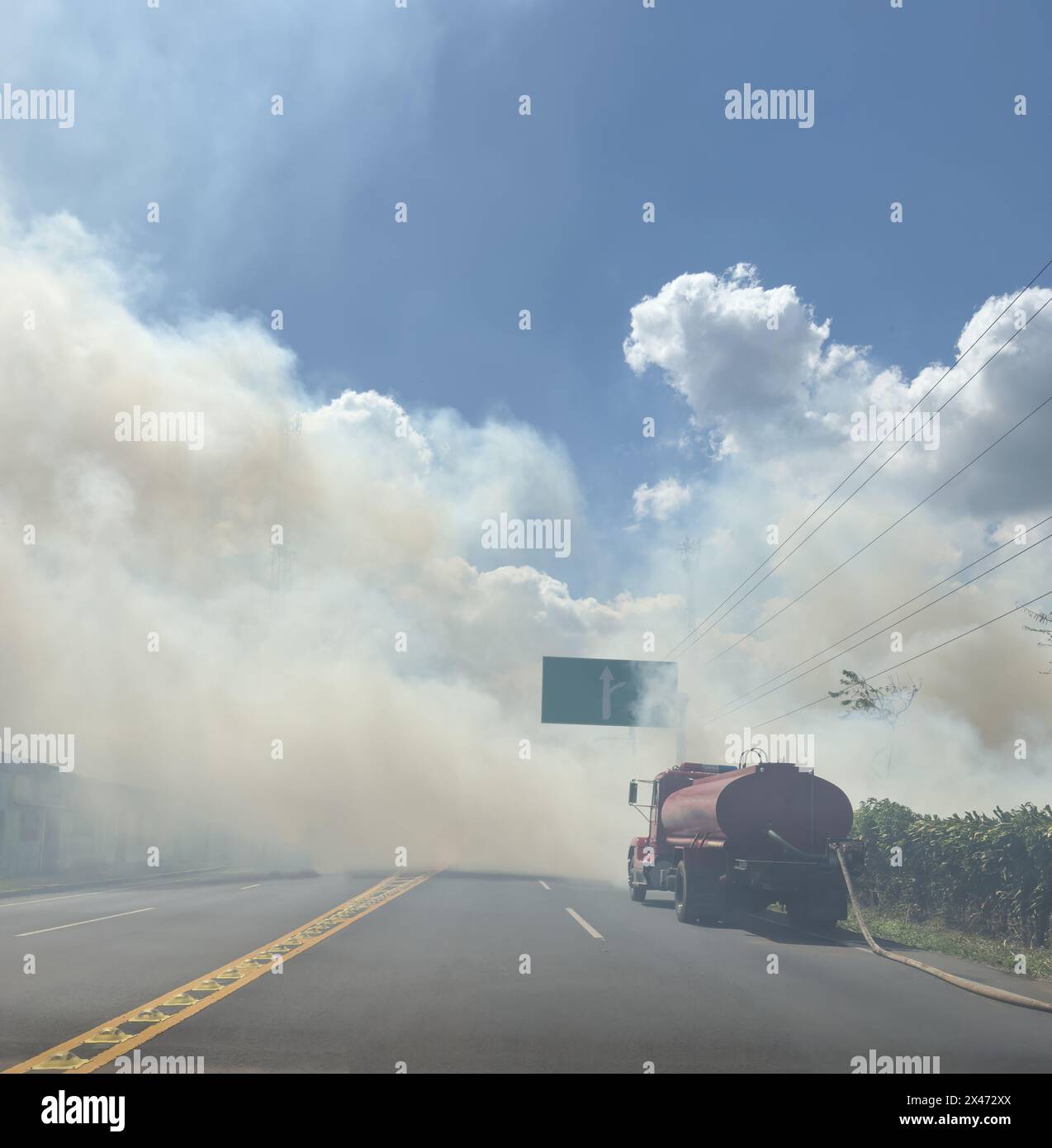 Fumo bianco dal fuoco sulla strada autostradale con camion dei vigili del fuoco Foto Stock
