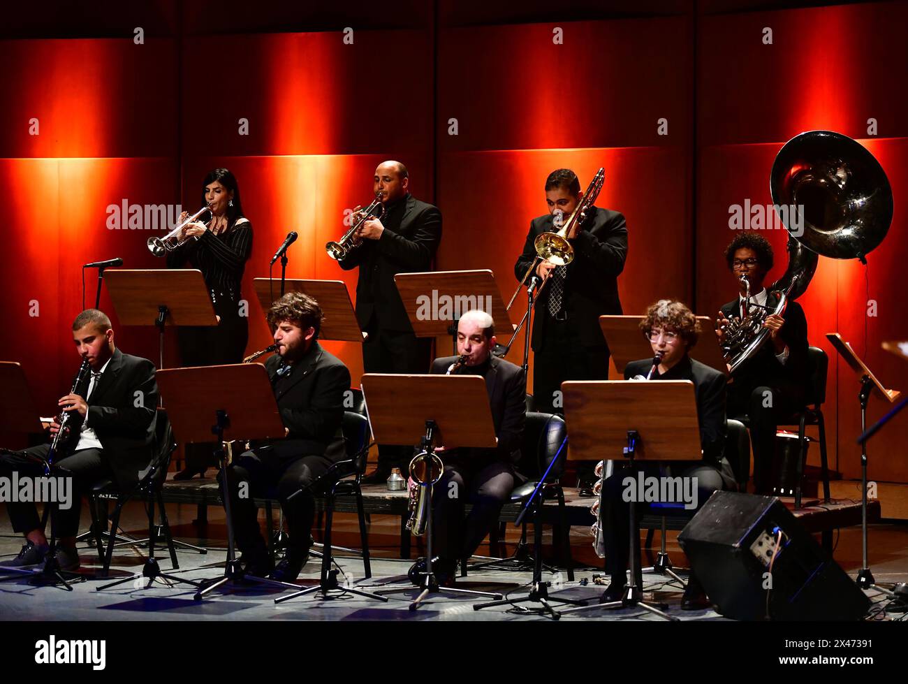 Damasco, Siria. 30 aprile 2024. I musicisti si esibiscono durante una celebrazione della giornata Internazionale del Jazz a Damasco, in Siria, il 30 aprile 2024. Crediti: Ammar Safarjalani/Xinhua/Alamy Live News Foto Stock