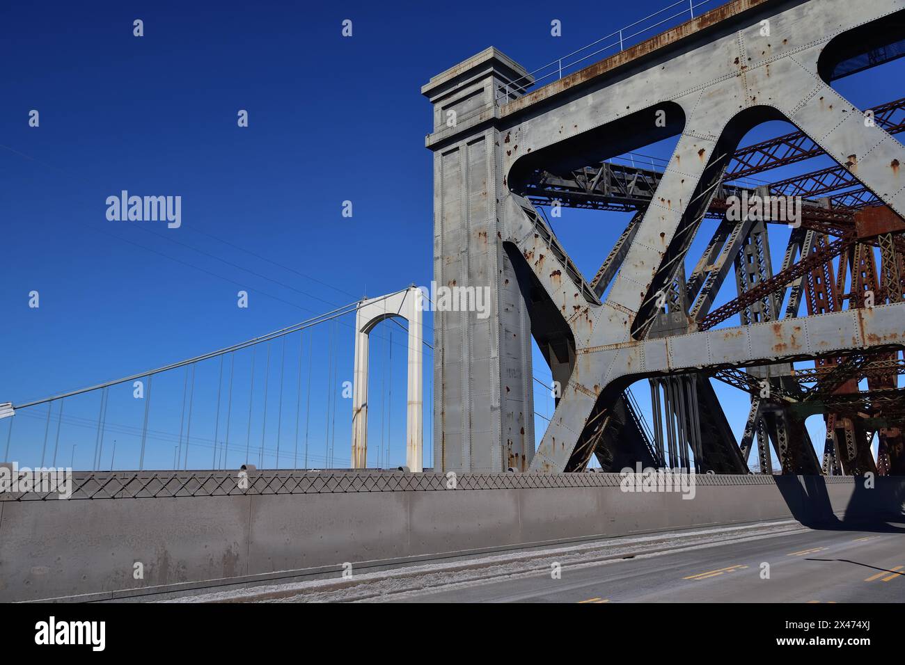 Concetto di vecchio contro nuovo. Ponte del Quebec nel bosco e ponte Pierre Laporte sullo sfondo Foto Stock