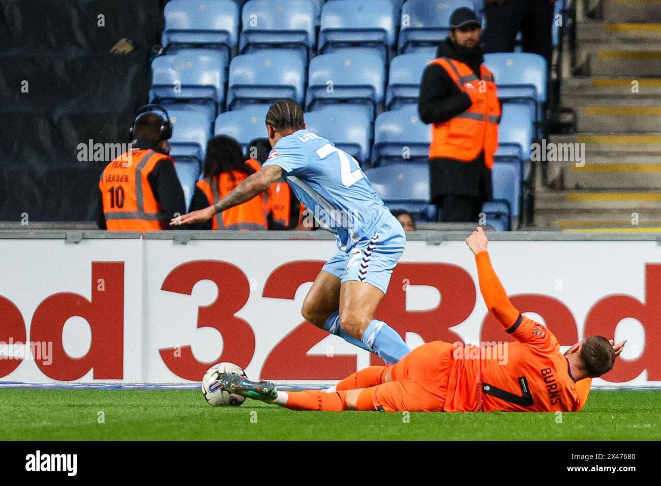 Coventry, Regno Unito. 30 aprile 2024. Joel Latibeaudiere di Coventry & Wes Burns di Ipswich tussle nell'area durante l'EFL Sky Bet Championship match tra Coventry City e Ipswich Town alla Coventry Building Society Arena, Coventry, Inghilterra, il 30 aprile 2024. Foto di Stuart Leggett. Solo per uso editoriale, licenza richiesta per uso commerciale. Non utilizzare in scommesse, giochi o pubblicazioni di singoli club/campionato/giocatori. Crediti: UK Sports Pics Ltd/Alamy Live News Foto Stock