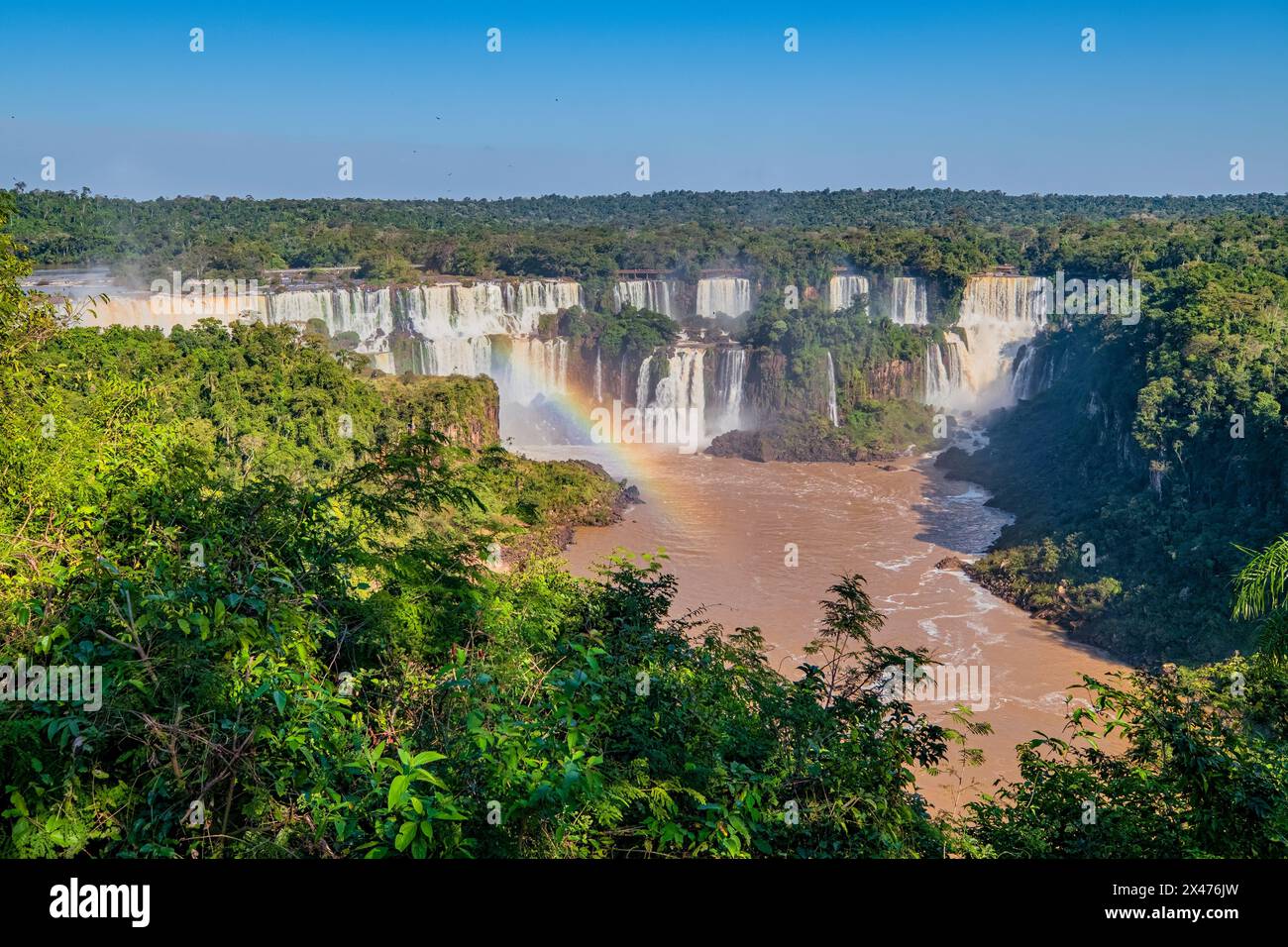 Le cascate di Iguazú sono una delle attrazioni naturali più maestose del mondo, con i visitatori affascinati dalla sua vasta scala, dal suono fragoroso e dalle acque Foto Stock