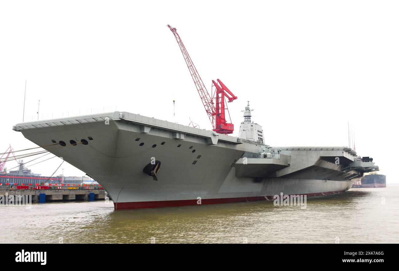 (240501) -- SHANGHAI, 1° maggio 2024 (Xinhua) -- la terza portaerei cinese, la Fujian, ormeggia nella zona orientale di Shanghai il 30 aprile 2024. La terza portaerei cinese, la Fujian, è partita per le prime prove in mare mercoledì mattina. La nave ha lasciato Shanghai intorno alle 8 del mattino. Le prove in mare testeranno principalmente l'affidabilità e la stabilità della propulsione e dei sistemi elettrici della portaerei. Dal suo lancio nel giugno 2022, il Fujian ha completato le prove di ormeggio, i lavori di allestimento e le regolazioni delle attrezzature. Ha soddisfatto i requisiti tecnici per le prove in mare. (Xinhua/li Yun) Foto Stock