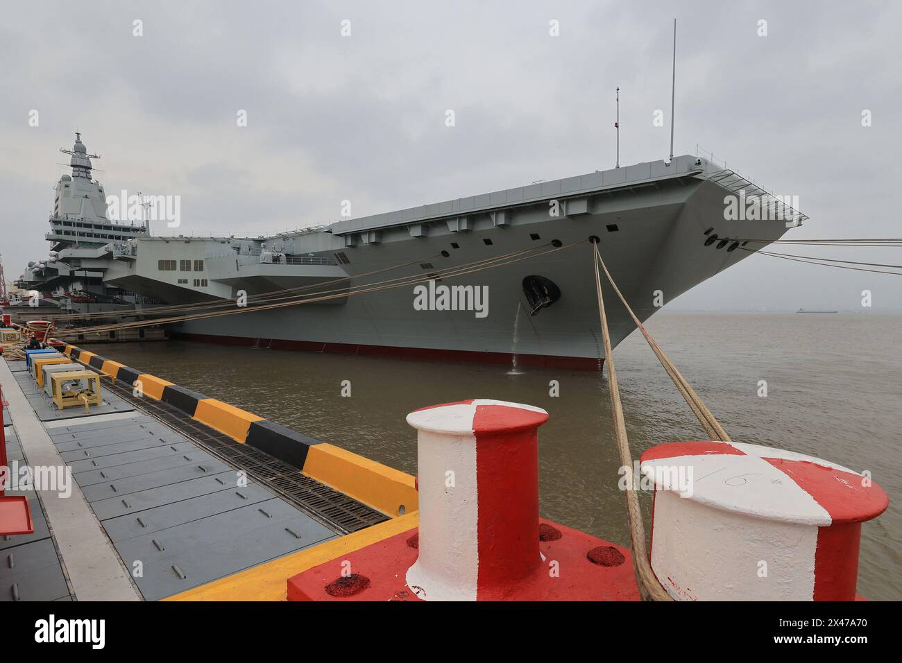 (240501) -- SHANGHAI, 1° maggio 2024 (Xinhua) -- la terza portaerei cinese, la Fujian, ormeggia nella zona orientale di Shanghai il 30 aprile 2024. La terza portaerei cinese, la Fujian, è partita per le prime prove in mare mercoledì mattina. La nave ha lasciato Shanghai intorno alle 8 del mattino. Le prove in mare testeranno principalmente l'affidabilità e la stabilità della propulsione e dei sistemi elettrici della portaerei. Dal suo lancio nel giugno 2022, il Fujian ha completato le prove di ormeggio, i lavori di allestimento e le regolazioni delle attrezzature. Ha soddisfatto i requisiti tecnici per le prove in mare. (Foto di PU Haiyang Foto Stock