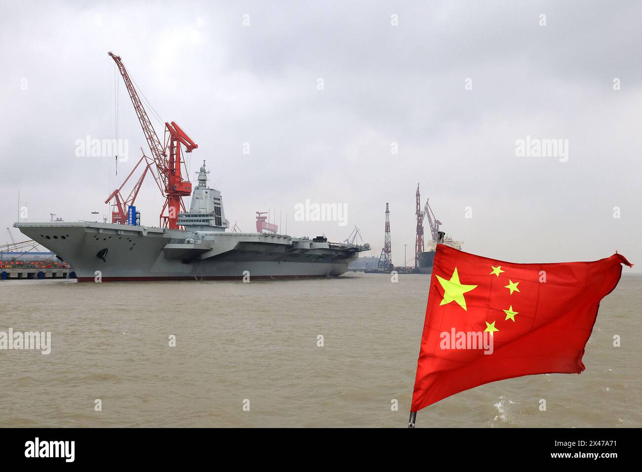 (240501) -- SHANGHAI, 1° maggio 2024 (Xinhua) -- la terza portaerei cinese, la Fujian, ormeggia nella zona orientale di Shanghai il 30 aprile 2024. La terza portaerei cinese, la Fujian, è partita per le prime prove in mare mercoledì mattina. La nave ha lasciato Shanghai intorno alle 8 del mattino. Le prove in mare testeranno principalmente l'affidabilità e la stabilità della propulsione e dei sistemi elettrici della portaerei. Dal suo lancio nel giugno 2022, il Fujian ha completato le prove di ormeggio, i lavori di allestimento e le regolazioni delle attrezzature. Ha soddisfatto i requisiti tecnici per le prove in mare. (Foto di PU Haiyang Foto Stock