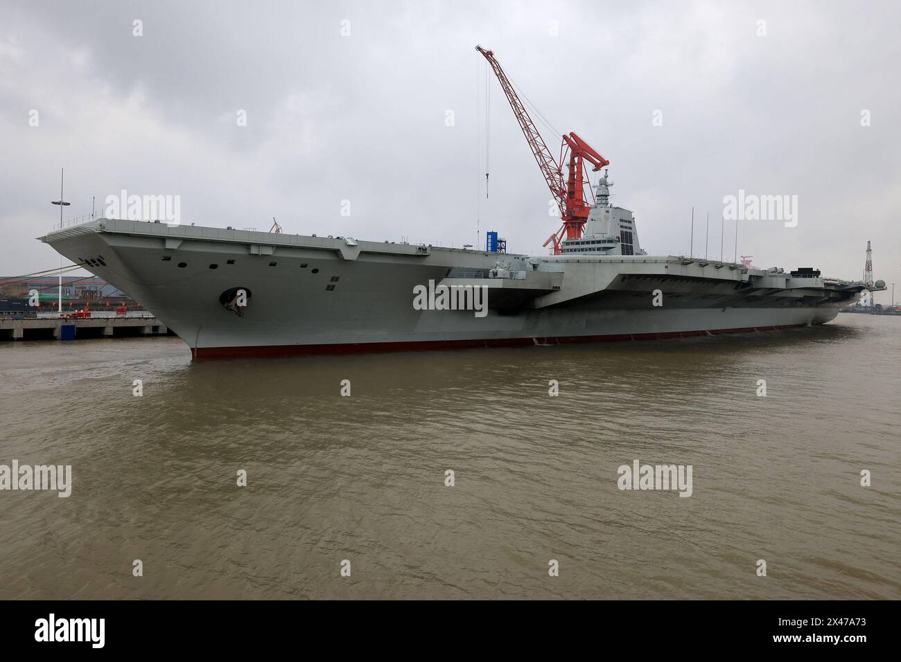 (240501) -- SHANGHAI, 1° maggio 2024 (Xinhua) -- la terza portaerei cinese, la Fujian, ormeggia nella zona orientale di Shanghai il 30 aprile 2024. La terza portaerei cinese, la Fujian, è partita per le prime prove in mare mercoledì mattina. La nave ha lasciato Shanghai intorno alle 8 del mattino. Le prove in mare testeranno principalmente l'affidabilità e la stabilità della propulsione e dei sistemi elettrici della portaerei. Dal suo lancio nel giugno 2022, il Fujian ha completato le prove di ormeggio, i lavori di allestimento e le regolazioni delle attrezzature. Ha soddisfatto i requisiti tecnici per le prove in mare. (Foto di PU Haiyang Foto Stock