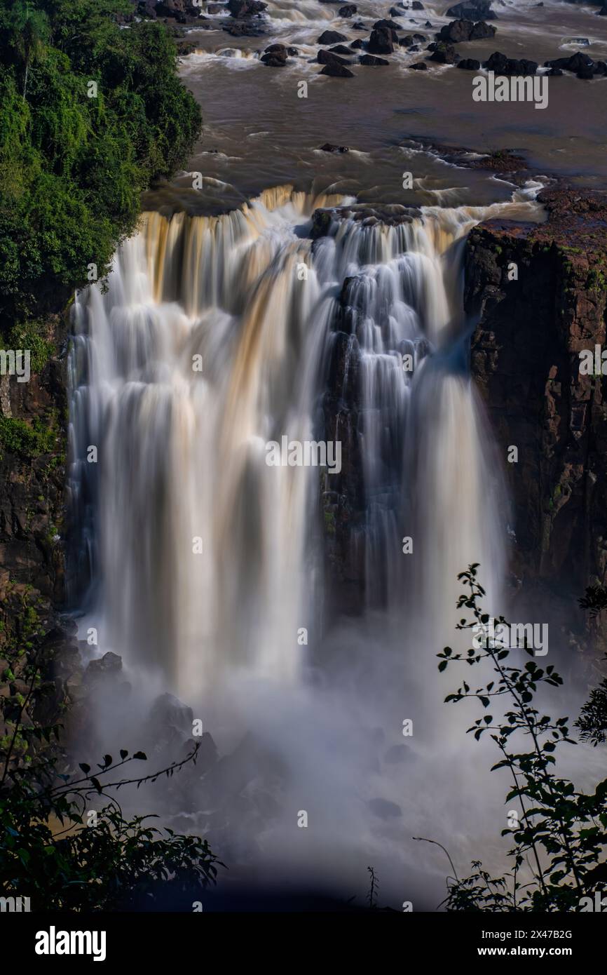 Le cascate di Iguazú sono una delle attrazioni naturali più maestose del mondo, con i visitatori affascinati dalla sua vasta scala, dal suono fragoroso e dalle acque Foto Stock