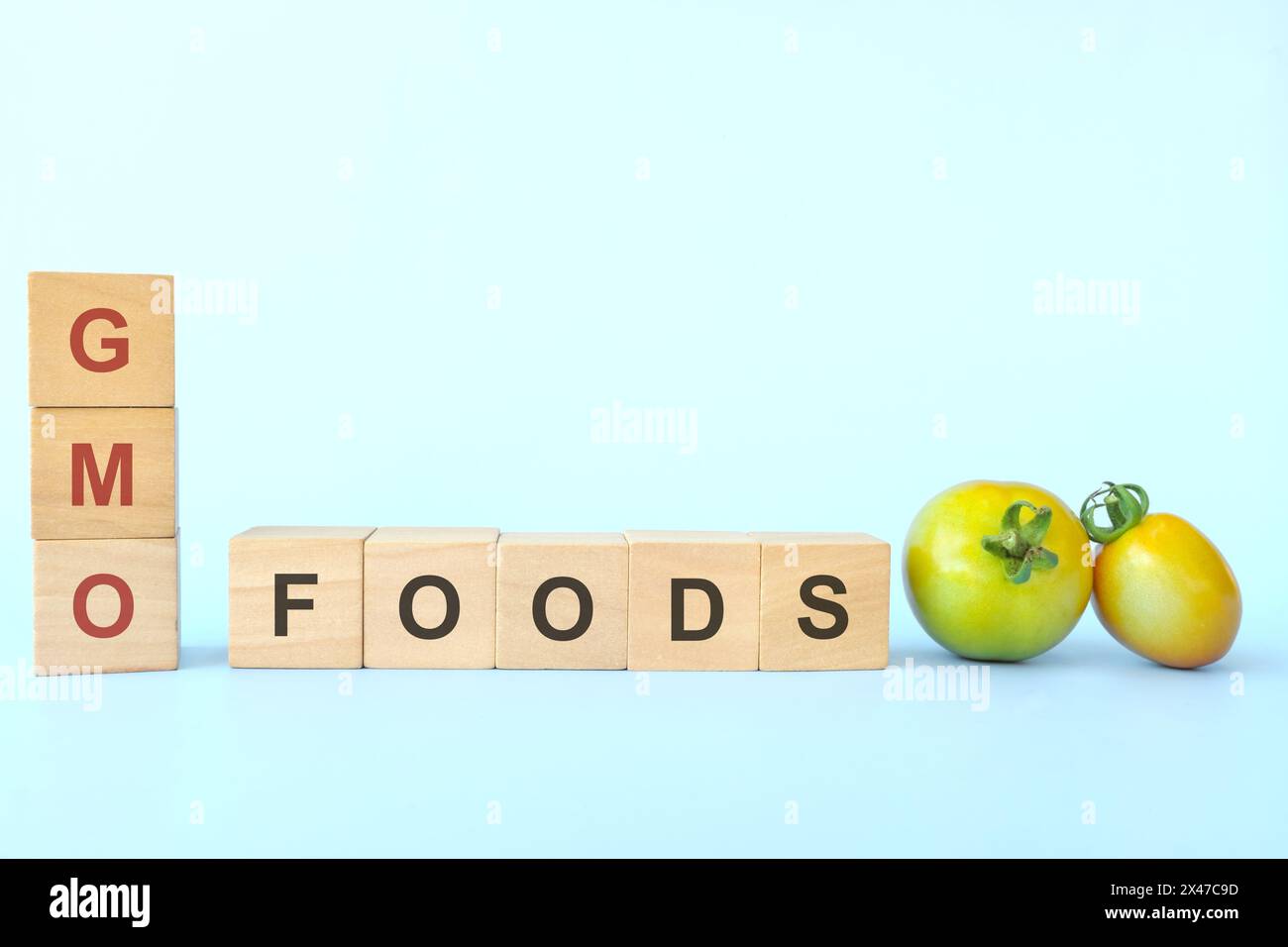 OGM o organismi geneticamente modificati concetto di alimenti e colture. Tipografia su sfondo blu. Foto Stock
