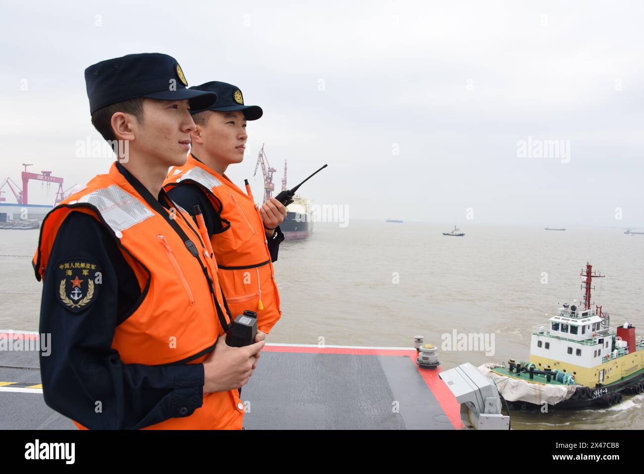 Shanghai, Fujian. 1 maggio 2024. Un rimorchiatore getta la terza portaerei cinese, la Fujian, lontano da un molo nella zona orientale di Shanghai il 1° maggio 2024. La terza portaerei cinese, la Fujian, è partita per le prime prove in mare mercoledì mattina. Le prove in mare testeranno principalmente l'affidabilità e la stabilità dei sistemi elettrici e di propulsione della portaerei. Dal suo lancio nel giugno 2022, il Fujian ha completato le prove di ormeggio, i lavori di allestimento e le regolazioni delle attrezzature. Ha soddisfatto i requisiti tecnici per le prove in mare. Crediti: Li Yun/Xinhua/Alamy Live News Foto Stock