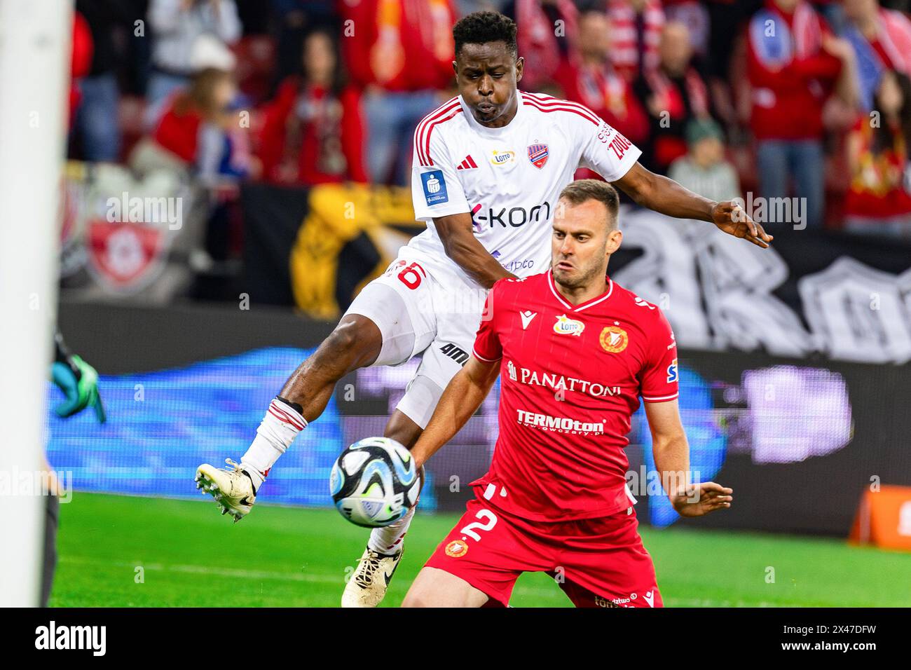 Lodz, Polonia. 27 aprile 2024. Erick Otieno (L) di Rakow e Luis Silva (R) di Widzew sono visti in azione durante il PKO polacco Ekstraklasa League match tra Widzew Lodz e Rakow Czestochowa allo stadio municipale di Widzew Lodz. Punteggio finale; Widzew Lodz vs Rakow Czestochowa 0:1. Credito: SOPA Images Limited/Alamy Live News Foto Stock