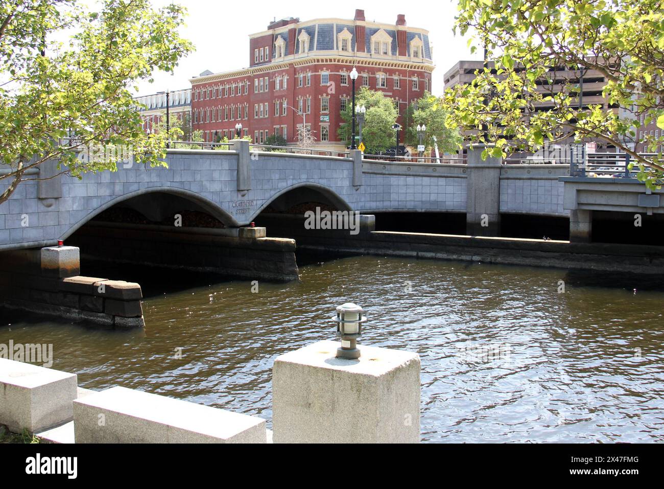 Crawford Street Bridge sul fiume Providence, Owen Building, storico edificio commerciale, costruito nel 1866, sullo sfondo, Providence, Rhode Island, Stati Uniti Foto Stock