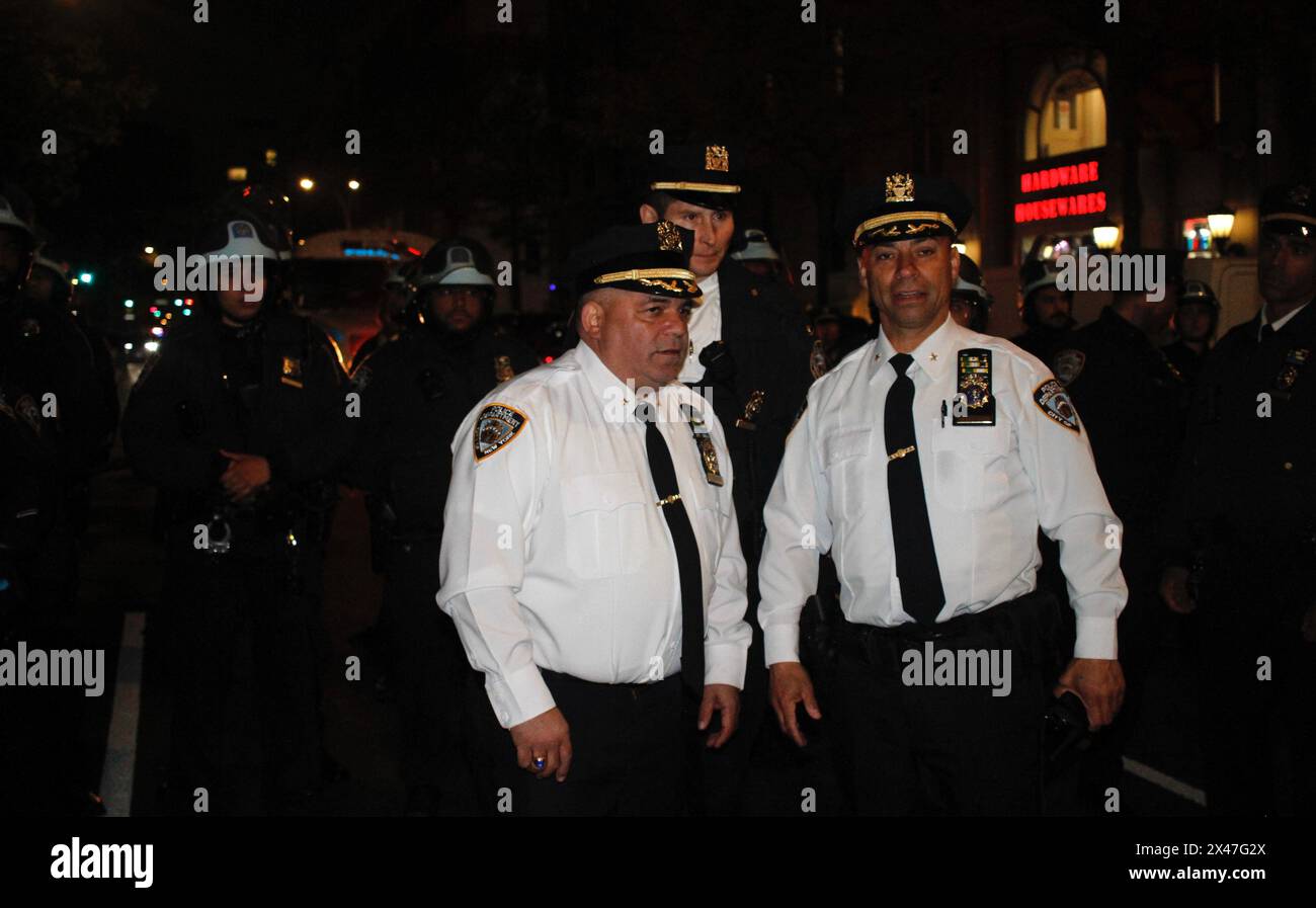 30 aprile 2024, New York City, NEW York: (NEW) il NYPD è entrato nel campus della Columbia University e ha bloccato i manifestanti anti anti-Israele all'interno e anche all'esterno del college. 30 aprile 2024, New York, USA: La polizia di New York è entrata nel campus della Columbia University per smantellare l'accampamento e le strade barricate dalla W113 fino all'ingresso dell'università sulla W116 Street a Broadway impedendo ai manifestanti anti anti-Israele di raggiungere il campus universitario. I manifestanti chiedono il cessate il fuoco e pongono fine all'occupazione israeliana di Gaza. Vogliono la Palestina libera e libera dall’occupazione sionista. I manifestanti hanno fatto Foto Stock