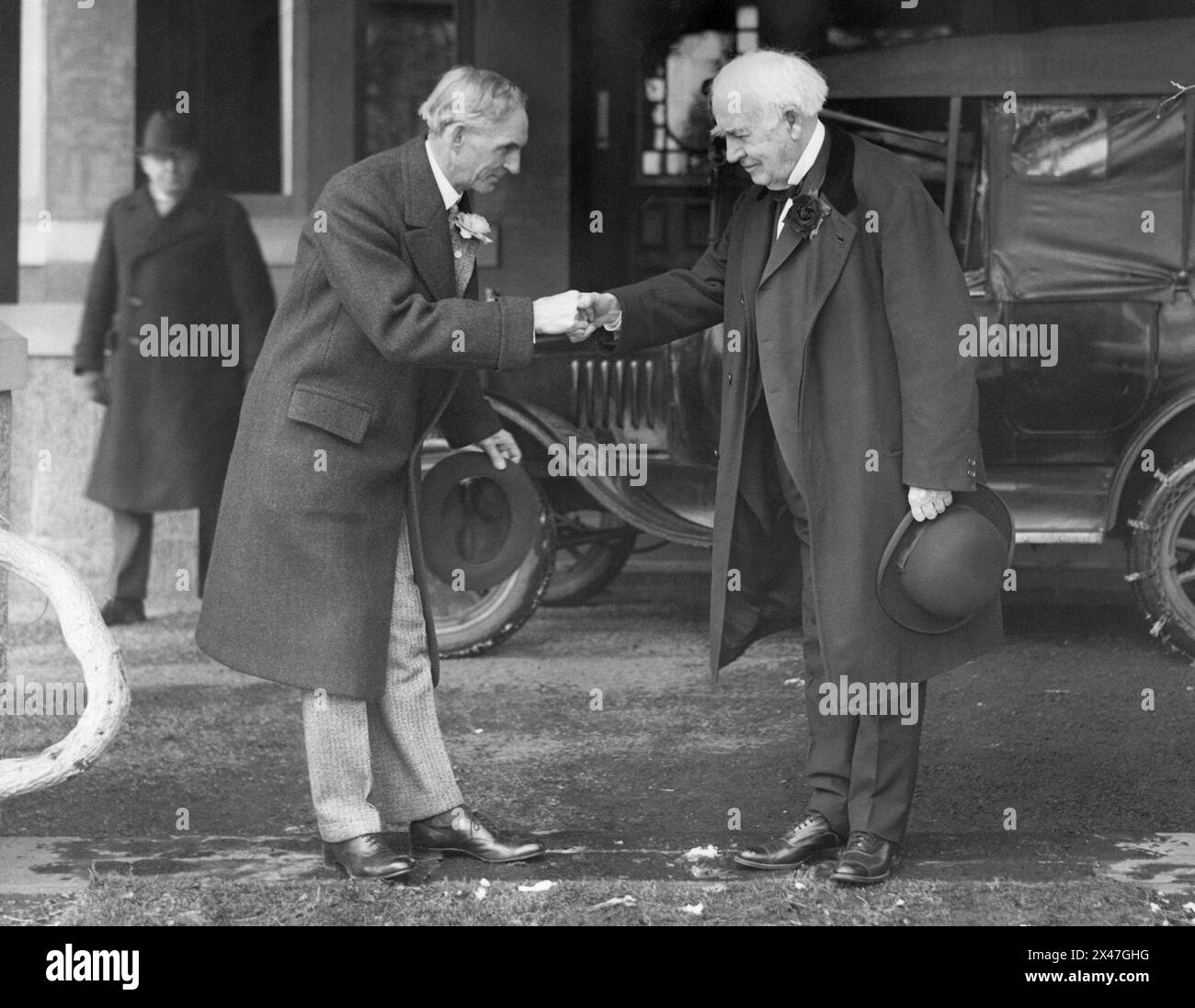 Henry Ford stringe la mano a Thomas Edison di fronte alla Glenmont Estate di Edison a West Orange, New Jersey, per il 80° compleanno di quest'ultimo, l'11 febbraio 1927. (USA) Foto Stock