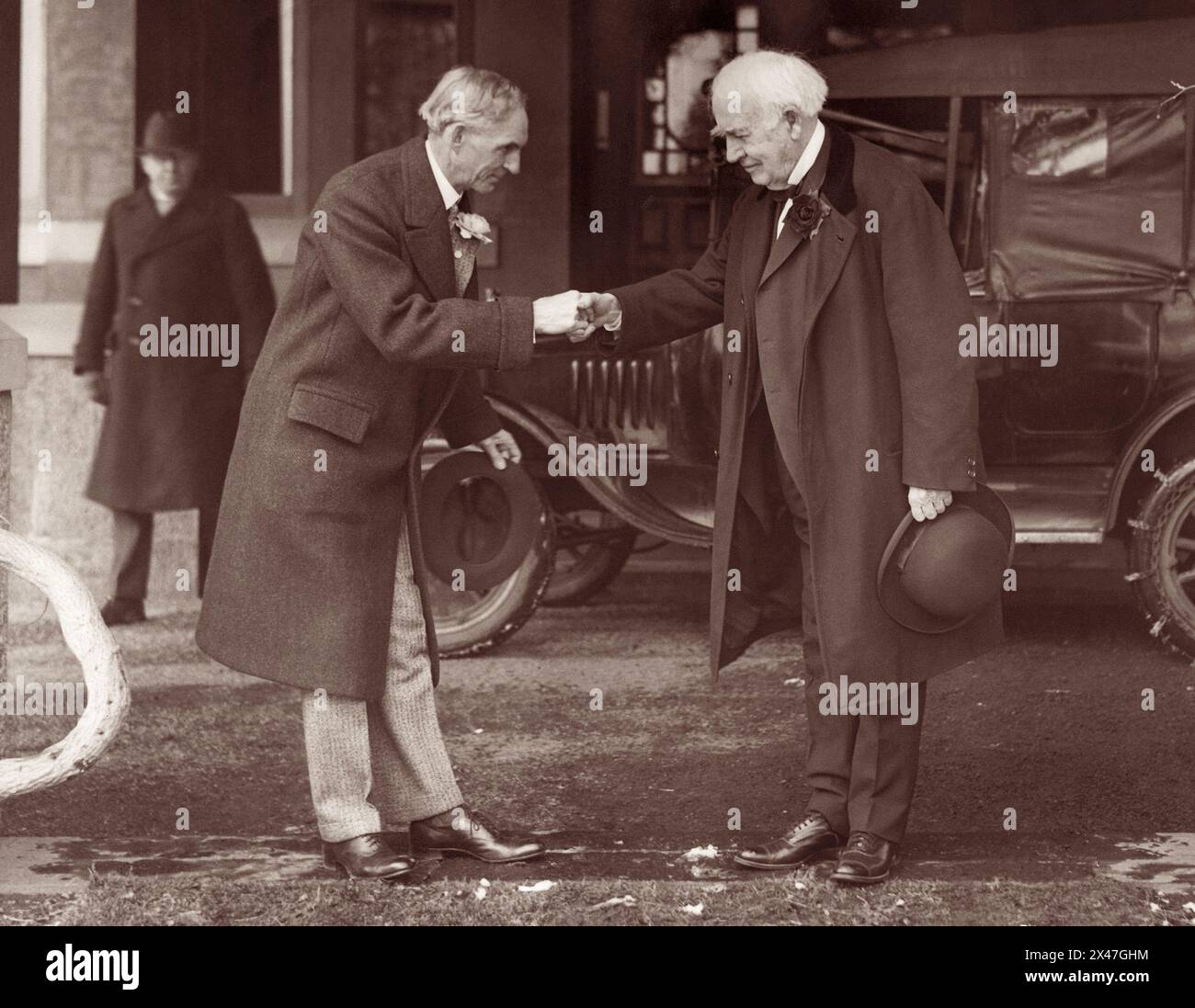 Henry Ford stringe la mano a Thomas Edison di fronte alla Glenmont Estate di Edison a West Orange, New Jersey, per il 80° compleanno di quest'ultimo, l'11 febbraio 1927. (USA) Foto Stock
