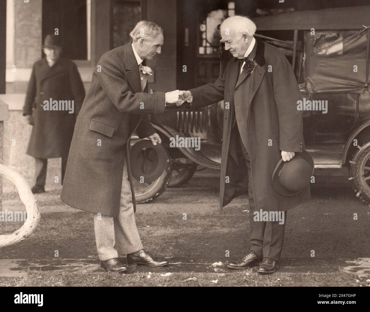 Henry Ford stringe la mano a Thomas Edison di fronte alla Glenmont Estate di Edison a West Orange, New Jersey, per il 80° compleanno di quest'ultimo, l'11 febbraio 1927. (USA) Foto Stock