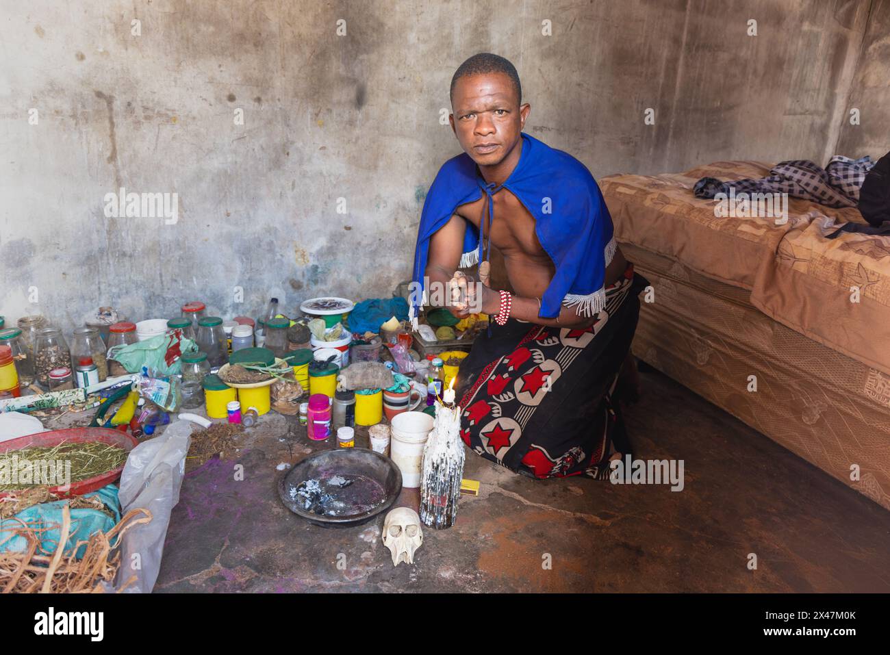 sangoma guaritori tradizionali dell'Africa, credenze ancestrali ed erbe, antica spiritualità Foto Stock
