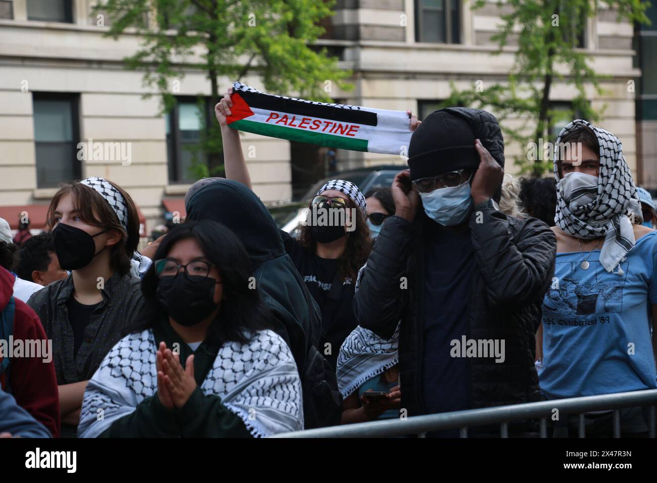 New York, Stati Uniti. 30 aprile 2024. I manifestanti si riuniscono di fronte al cancello della Columbia University a New York, negli Stati Uniti, il 30 aprile 2024. La Columbia University ha ulteriormente limitato l'accesso al suo Morningside Campus martedì, quando decine di studenti manifestanti hanno occupato Hamilton Hall nel campus all'inizio del martedì. Credito: Liu Yanan/Xinhua/Alamy Live News Foto Stock