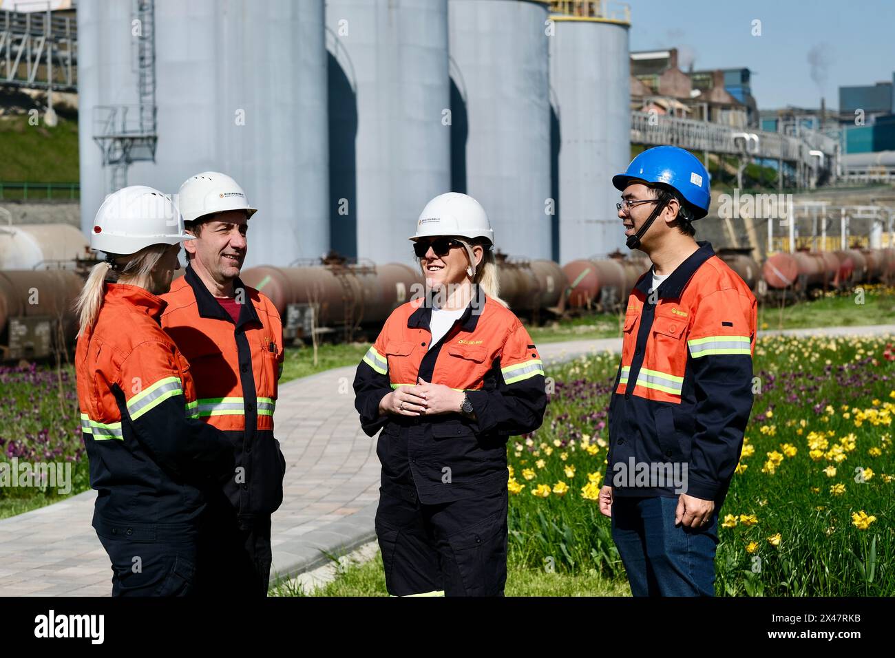 BOR. 11 aprile 2024. Chiacchierata del personale presso la fonderia di Serbia Zijin Copper DOO a Bor, Serbia, 11 aprile 2024. La città di Bor in Serbia è ricca di risorse di rame. Zijin Mining Group ha costruito nuovi e avanzati impianti di produzione nella società serba e ha stabilito nuovi standard per attività minerarie rispettose dell'ambiente. Crediti: Zheng Kaijun/Xinhua/Alamy Live News Foto Stock