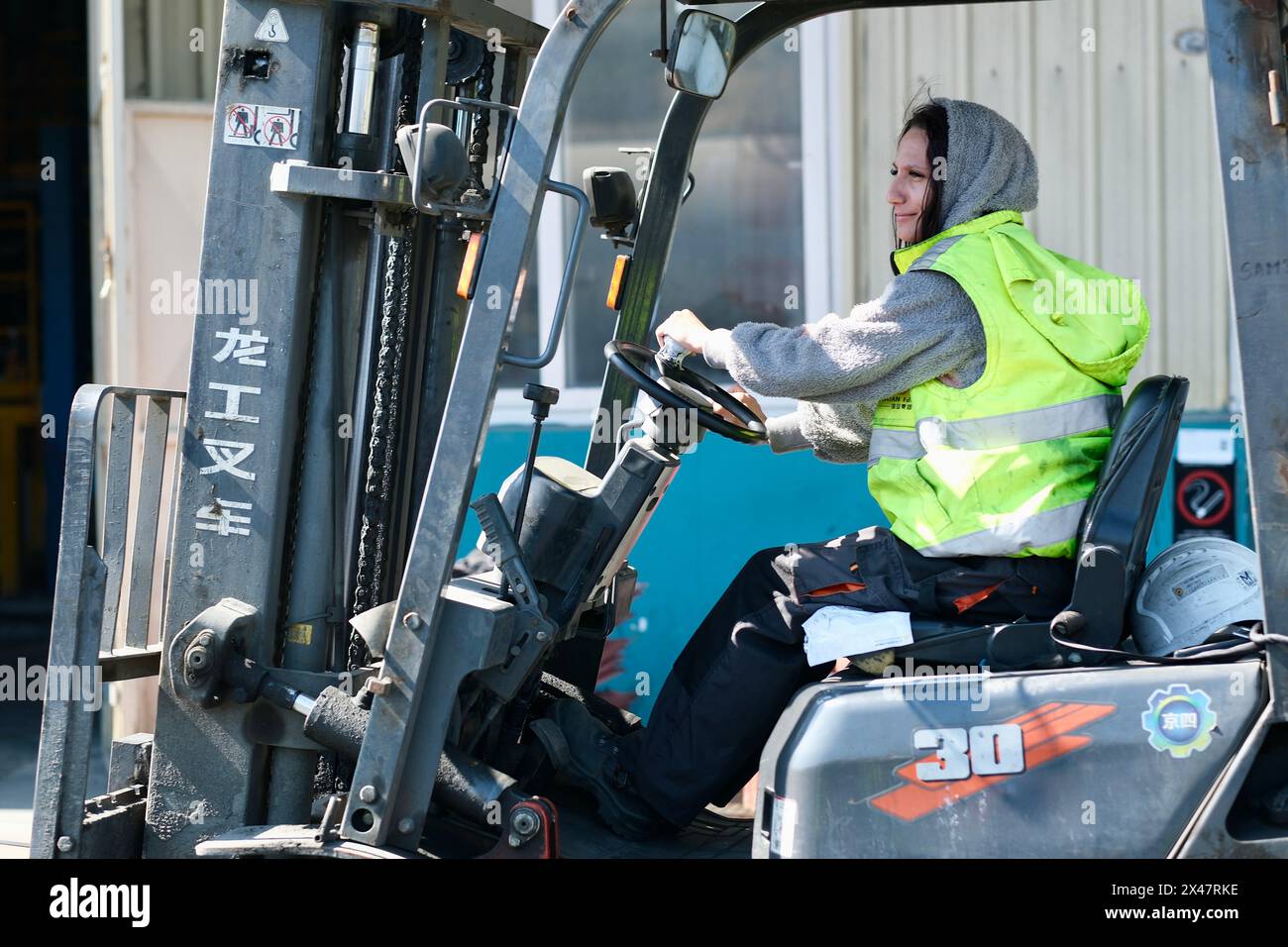 BOR. 11 aprile 2024. Un lavoratore gestisce un carrello elevatore in una fonderia di Serbia Zijin Copper DOO a Bor in Serbia, 11 aprile 2024. La città di Bor in Serbia è ricca di risorse di rame. Zijin Mining Group ha costruito nuovi e avanzati impianti di produzione nella società serba e ha stabilito nuovi standard per attività minerarie rispettose dell'ambiente. Crediti: Zheng Kaijun/Xinhua/Alamy Live News Foto Stock