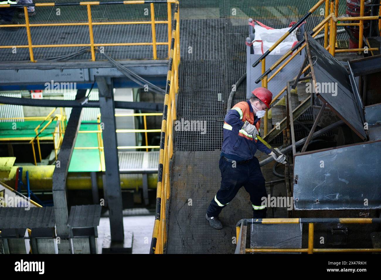 BOR. 10 aprile 2024. Un lavoratore viene visto in un laboratorio di Serbia Zijin Copper DOO a Bor, in Serbia, il 10 aprile 2024. La città di Bor in Serbia è ricca di risorse di rame. Zijin Mining Group ha costruito nuovi e avanzati impianti di produzione nella società serba e ha stabilito nuovi standard per attività minerarie rispettose dell'ambiente. Crediti: Zheng Kaijun/Xinhua/Alamy Live News Foto Stock