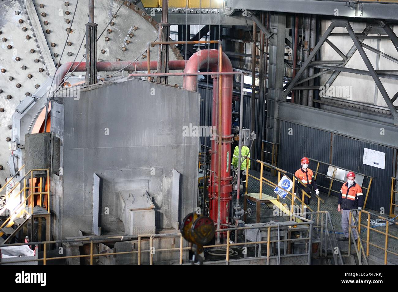 BOR. 10 aprile 2024. I lavoratori sono visti in un laboratorio di Serbia Zijin Copper DOO a Bor, in Serbia, il 10 aprile 2024. La città di Bor in Serbia è ricca di risorse di rame. Zijin Mining Group ha costruito nuovi e avanzati impianti di produzione nella società serba e ha stabilito nuovi standard per attività minerarie rispettose dell'ambiente. Crediti: Zheng Kaijun/Xinhua/Alamy Live News Foto Stock