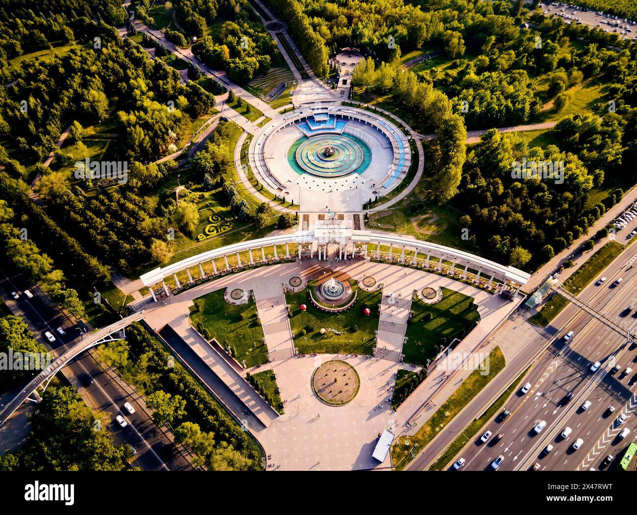 Vista aerea dall'arco d'ingresso al parco del primo presidente di Almaty, Kazakistan. Fontana a forma di cerchio sulla piazza con arco dall'alto verso il basso. Foto Stock