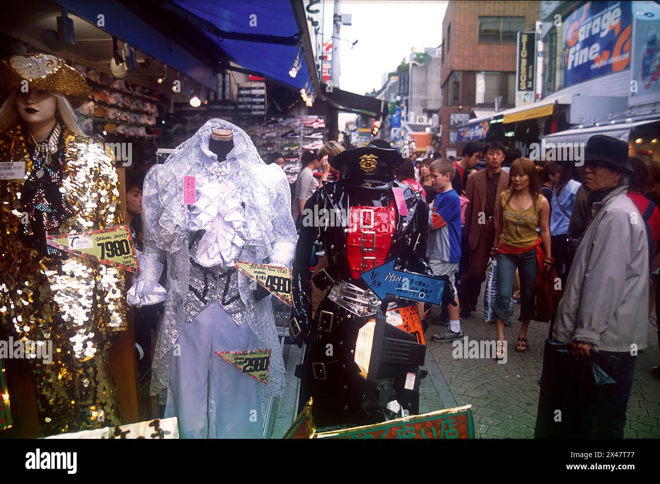 Uomo che guarda abiti strani, preso nel 2002, Takeshita Dori, Harajuku, Tokyo; Giappone Foto Stock