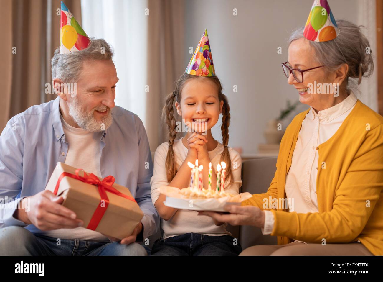 Festa di compleanno con nonni e nipoti Foto Stock