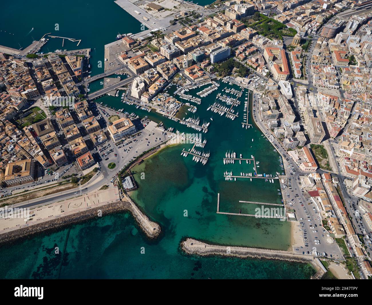 VISTA AEREA. Porto piccolo, un porto turistico tra Siracusa (a destra del canale) e l'isola di Ortigia (a sinistra del canale). Provincia di Siracusa, Sicilia, Italia. Foto Stock